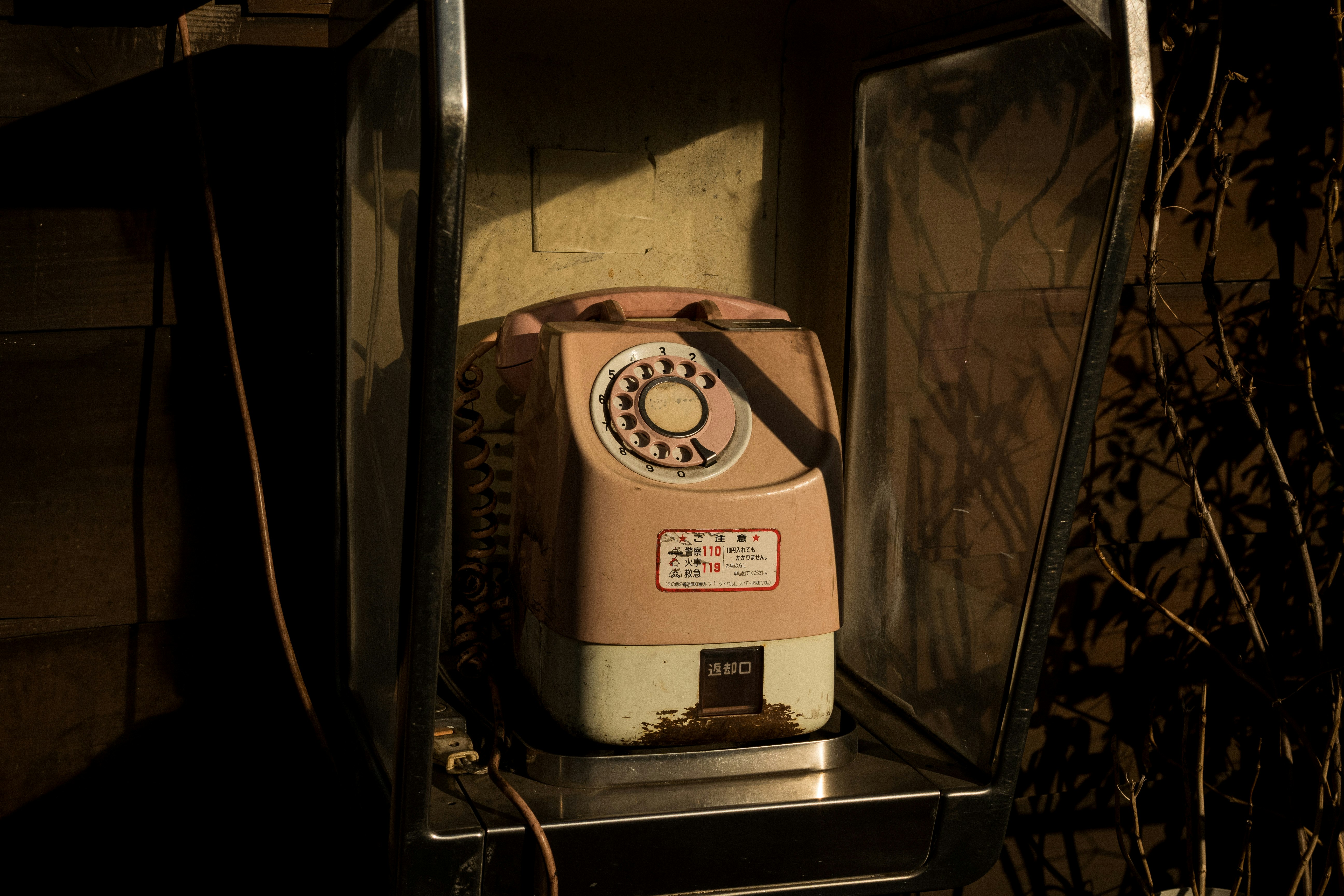 Góc phố phong cách retro với chiếc điện thoại cũ
