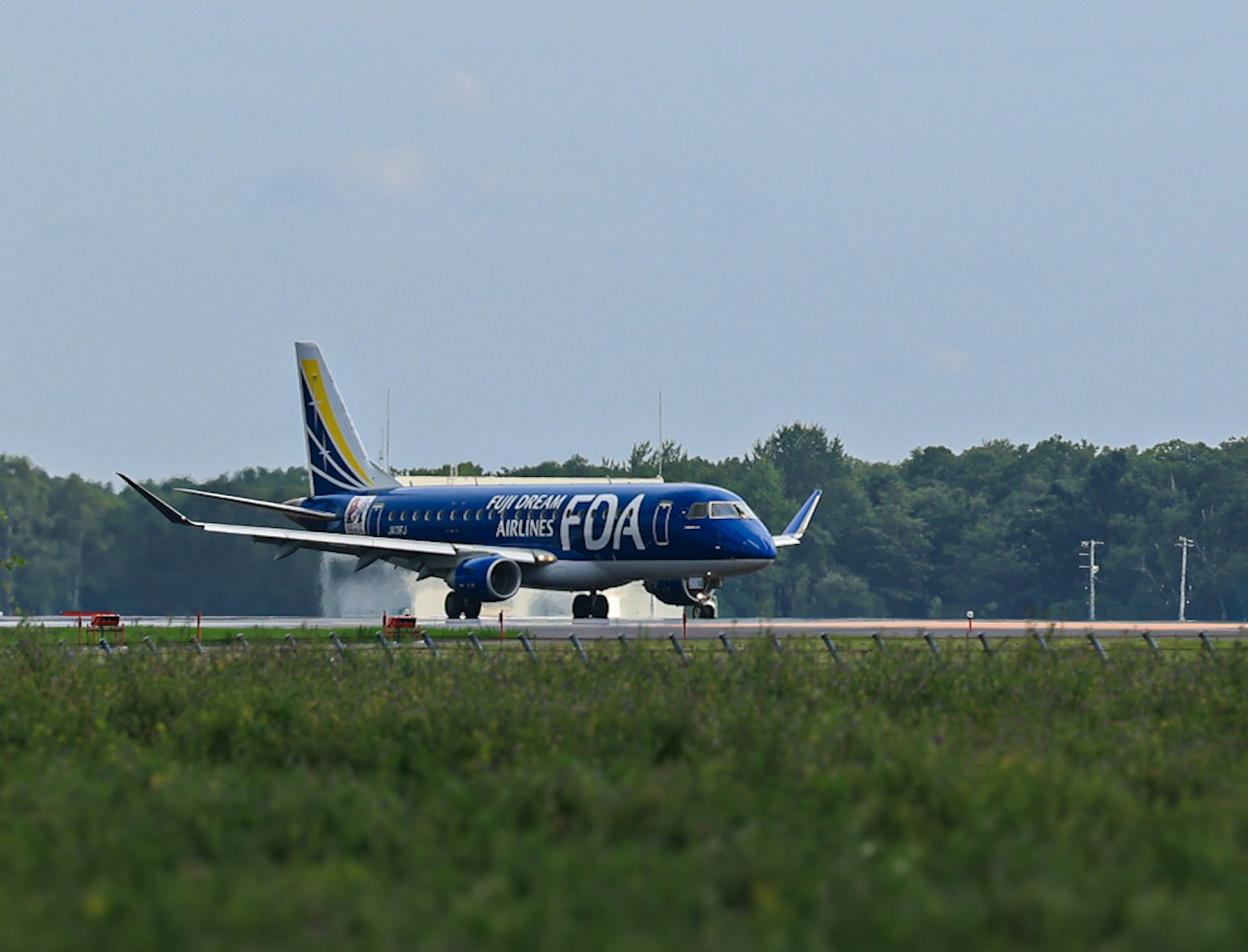 Aereo blu e giallo che si muove sulla pista