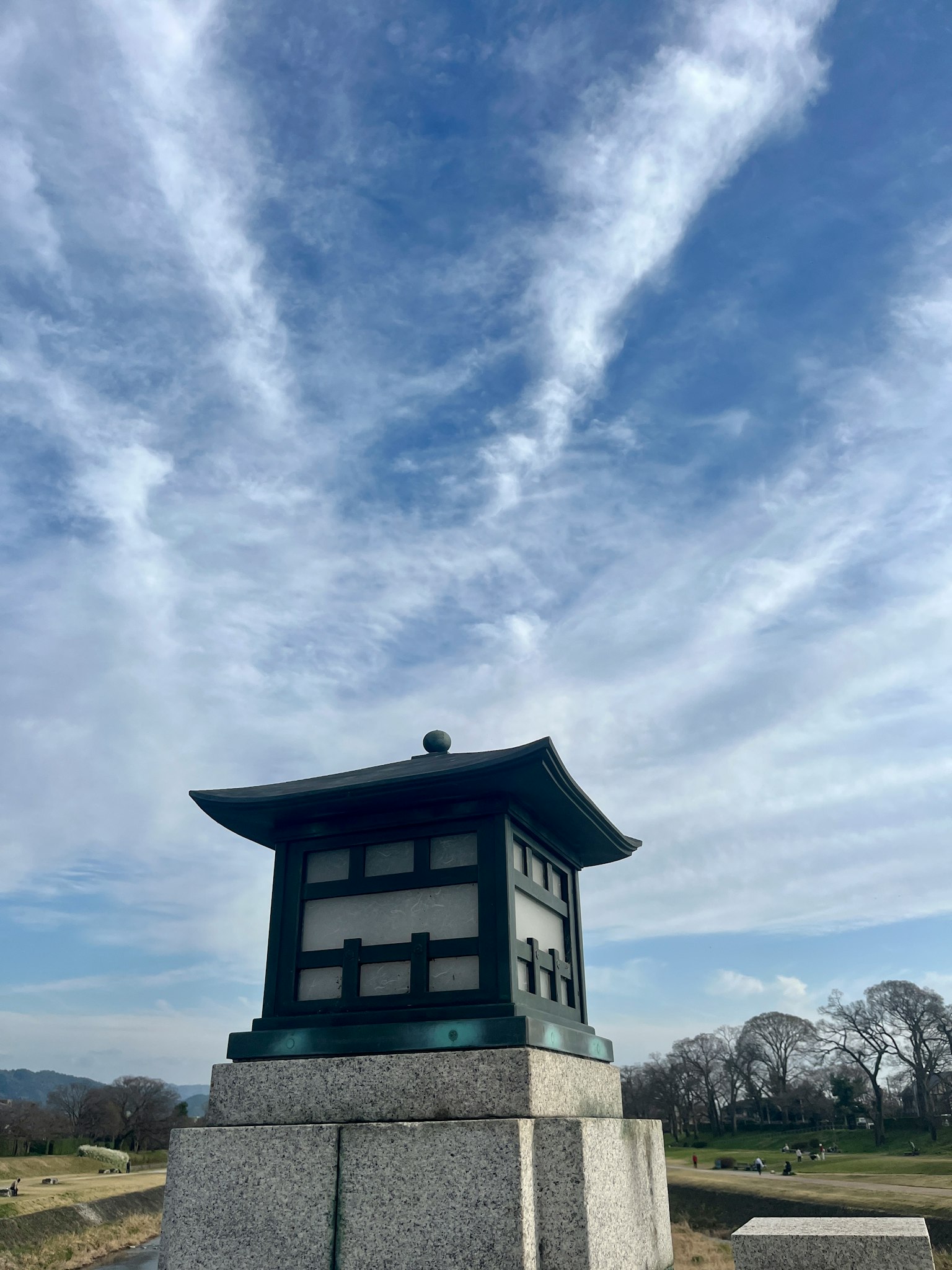 蓝天背景下的传统日本纪念碑