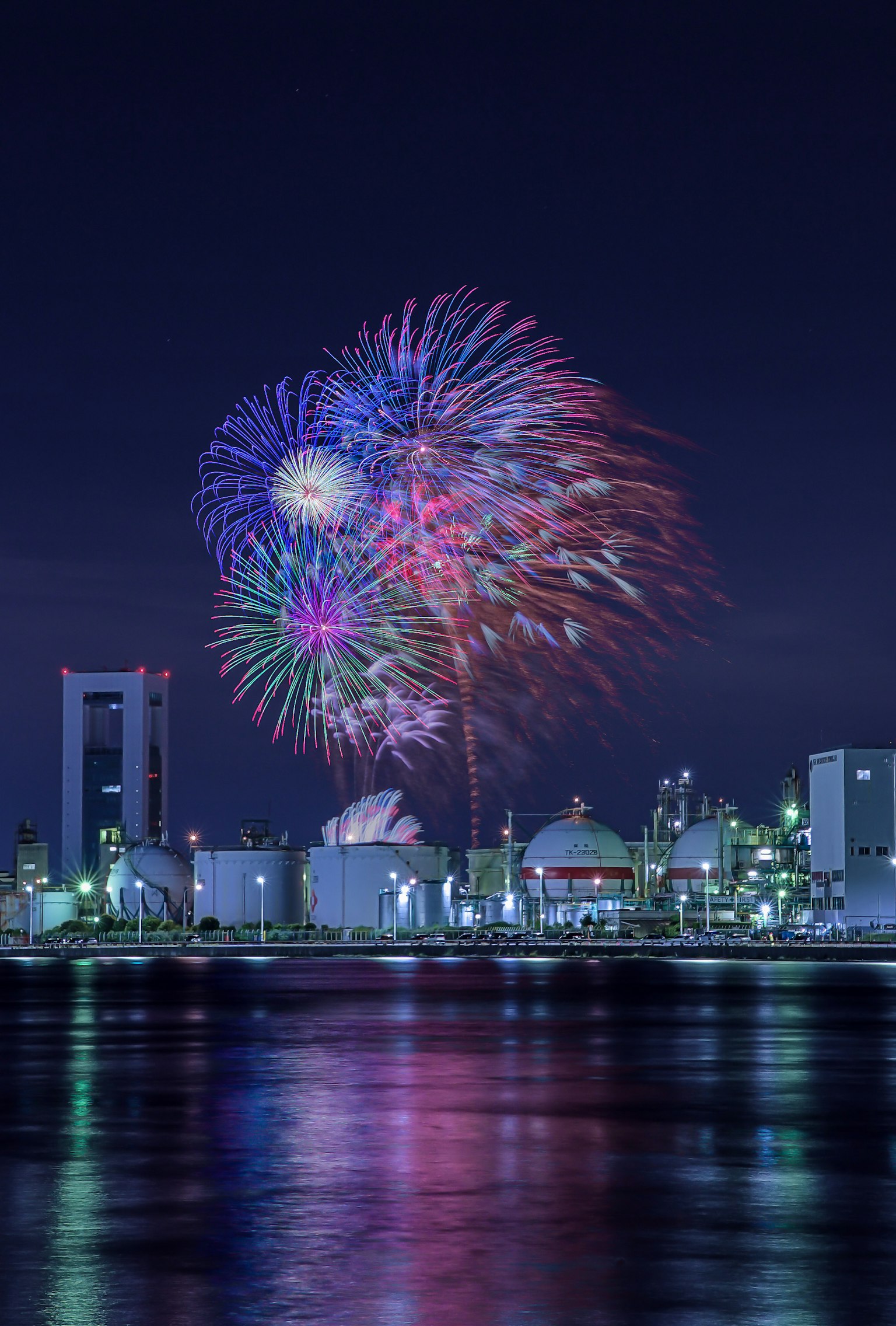 Feux d'artifice colorés éclatant dans le ciel nocturne au-dessus d'un paysage urbain