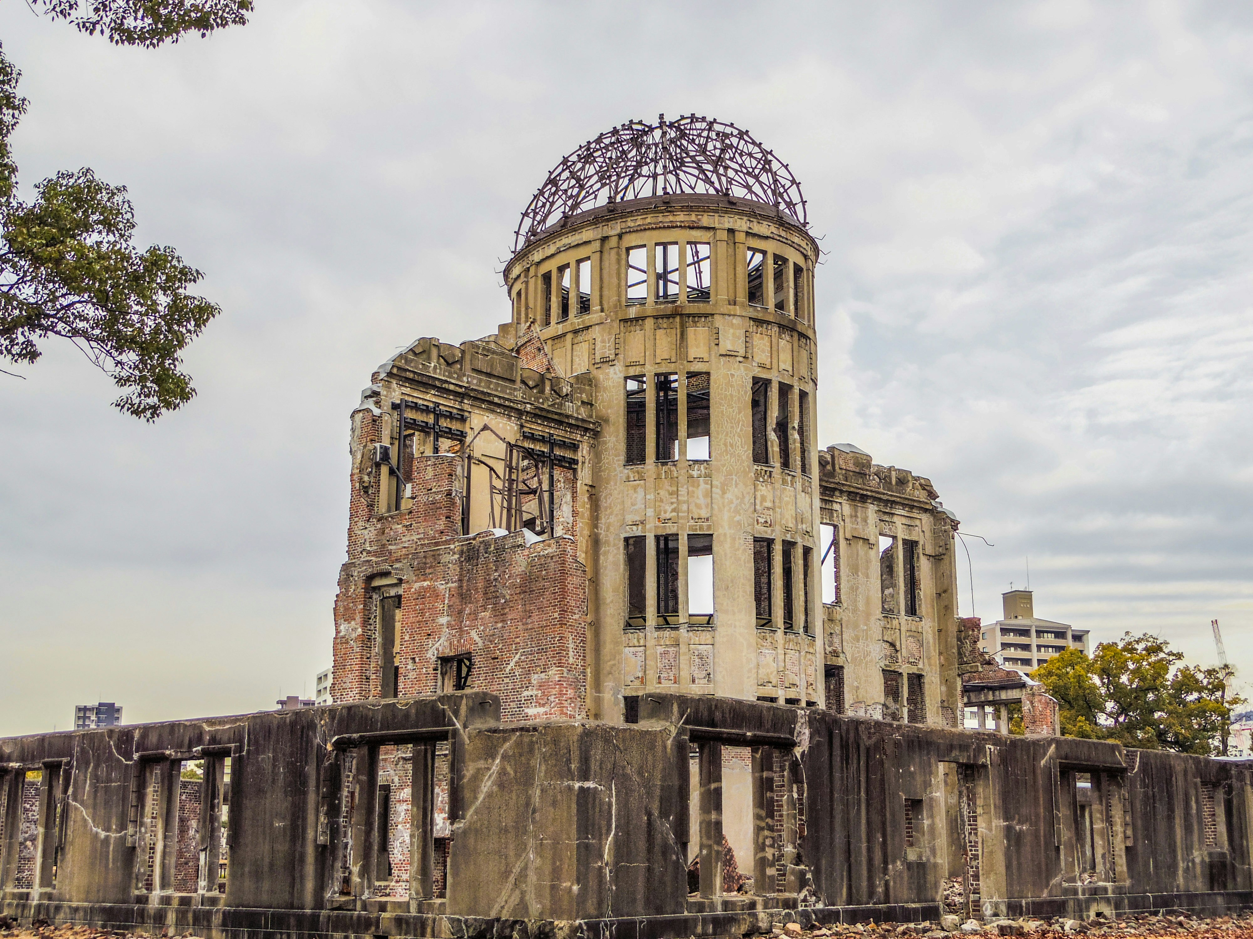 原爆圓頂（Genbaku Dome）廢墟與周邊圍牆