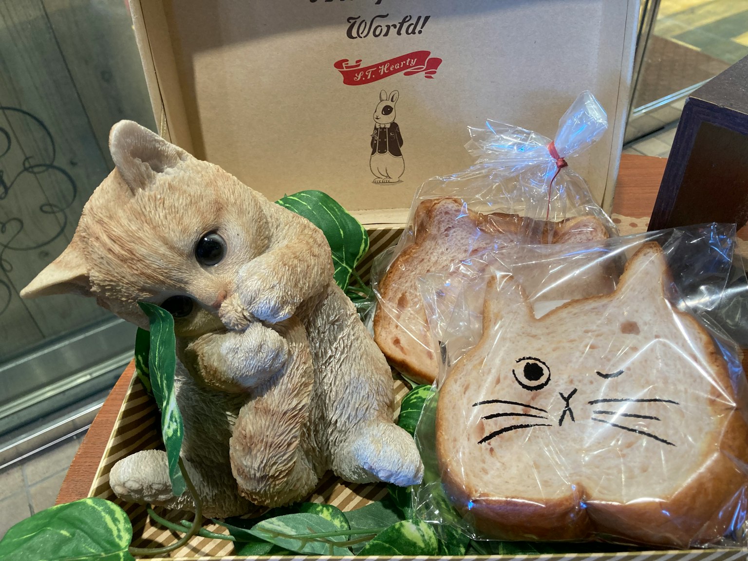 Affichage mignon d'un pain en forme de chat et d'un jouet en peluche de chat