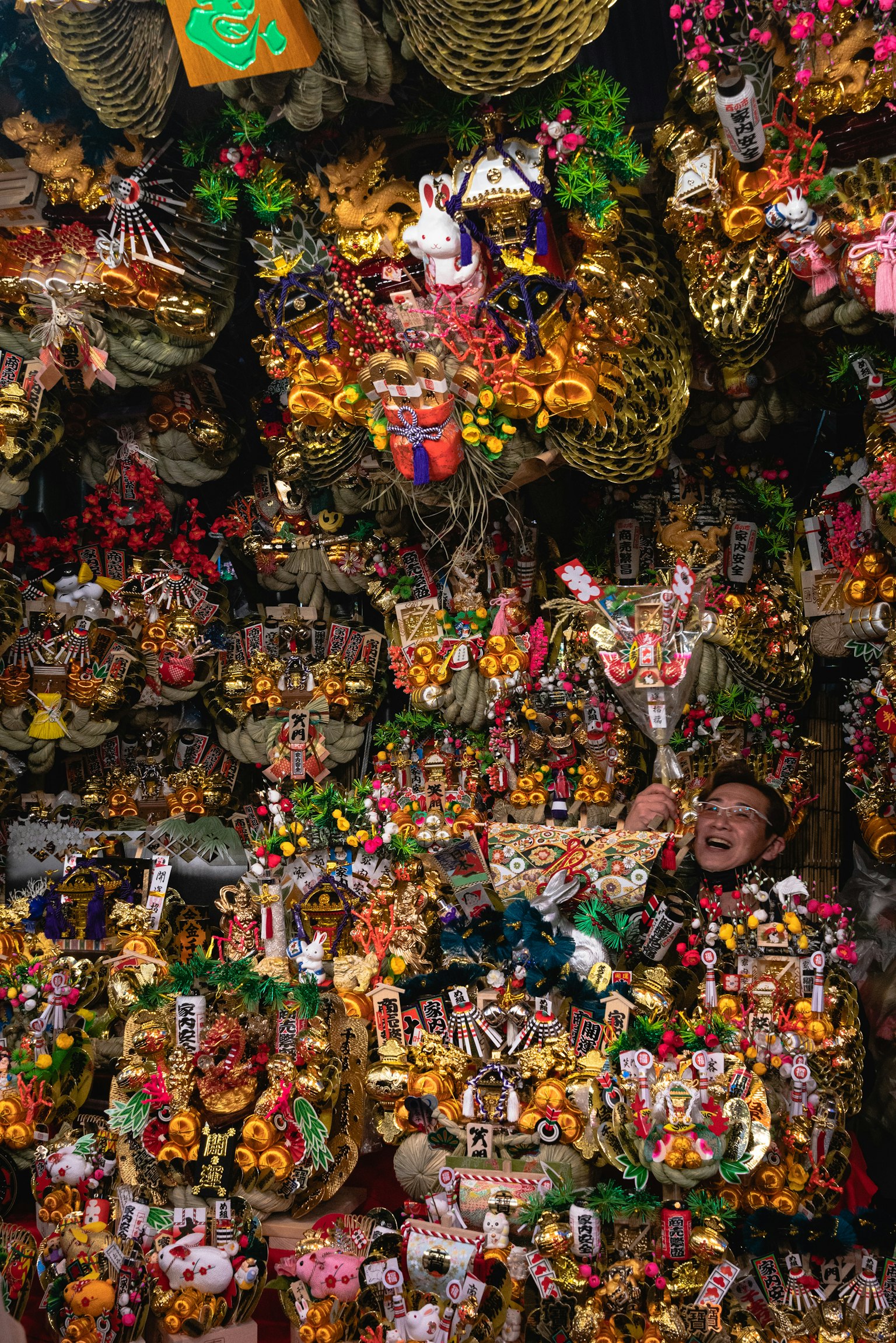 Scena di mercato vivace piena di decorazioni colorate e giocattoli