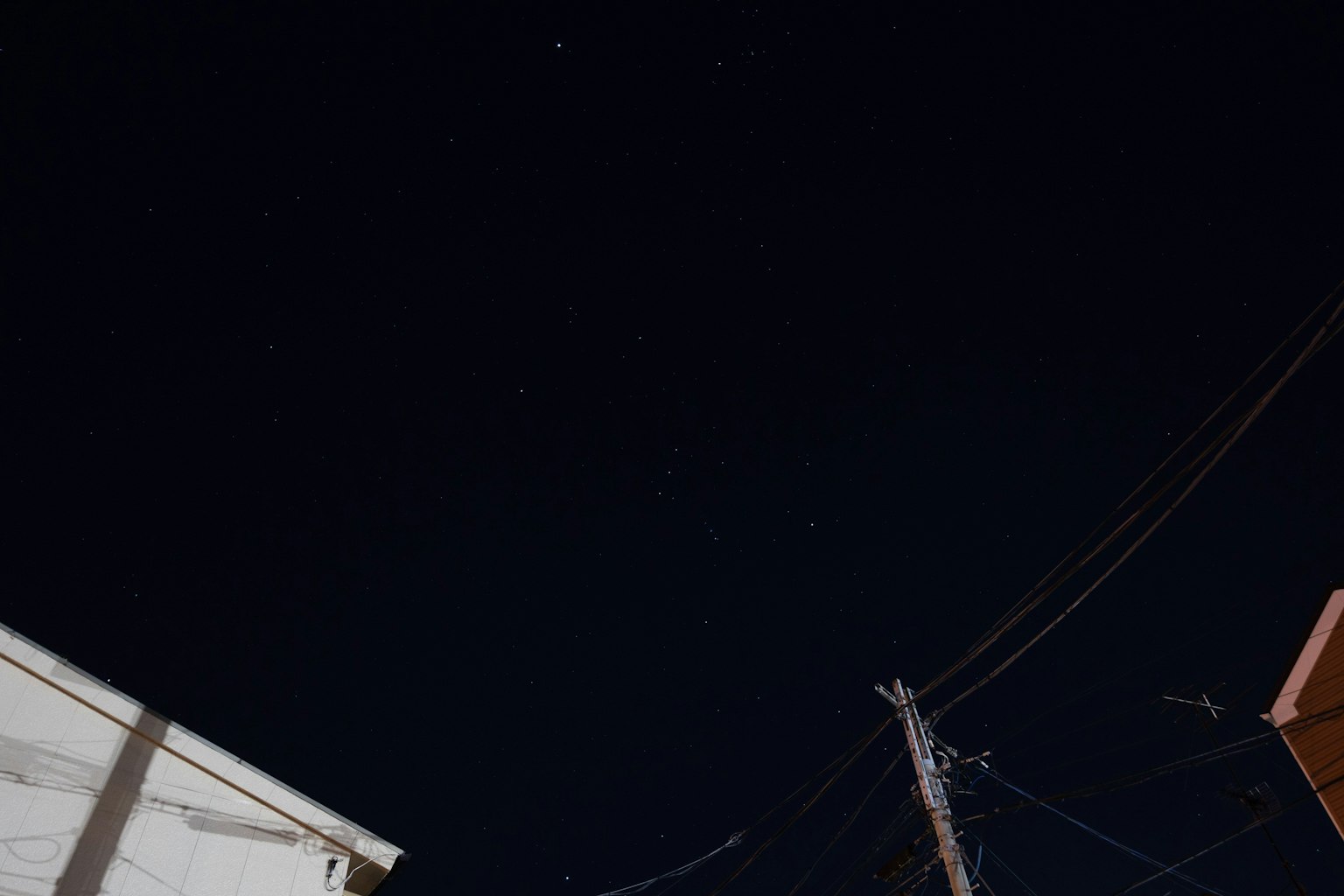 夜空に星が輝く風景と電線が見える