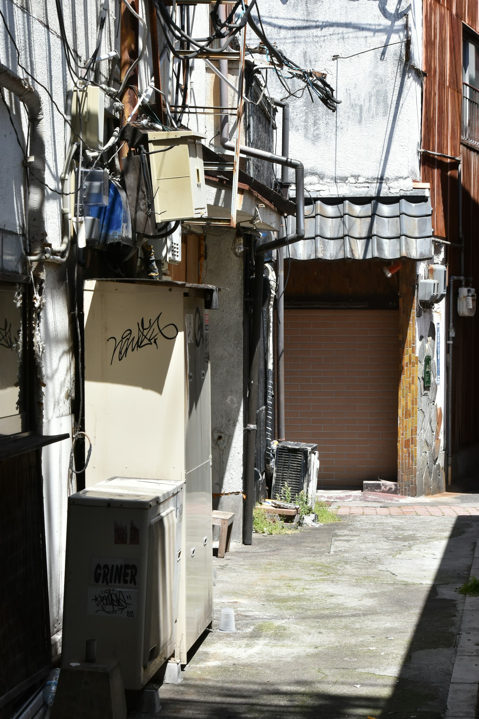 狹窄小巷中有電箱和建築外立面