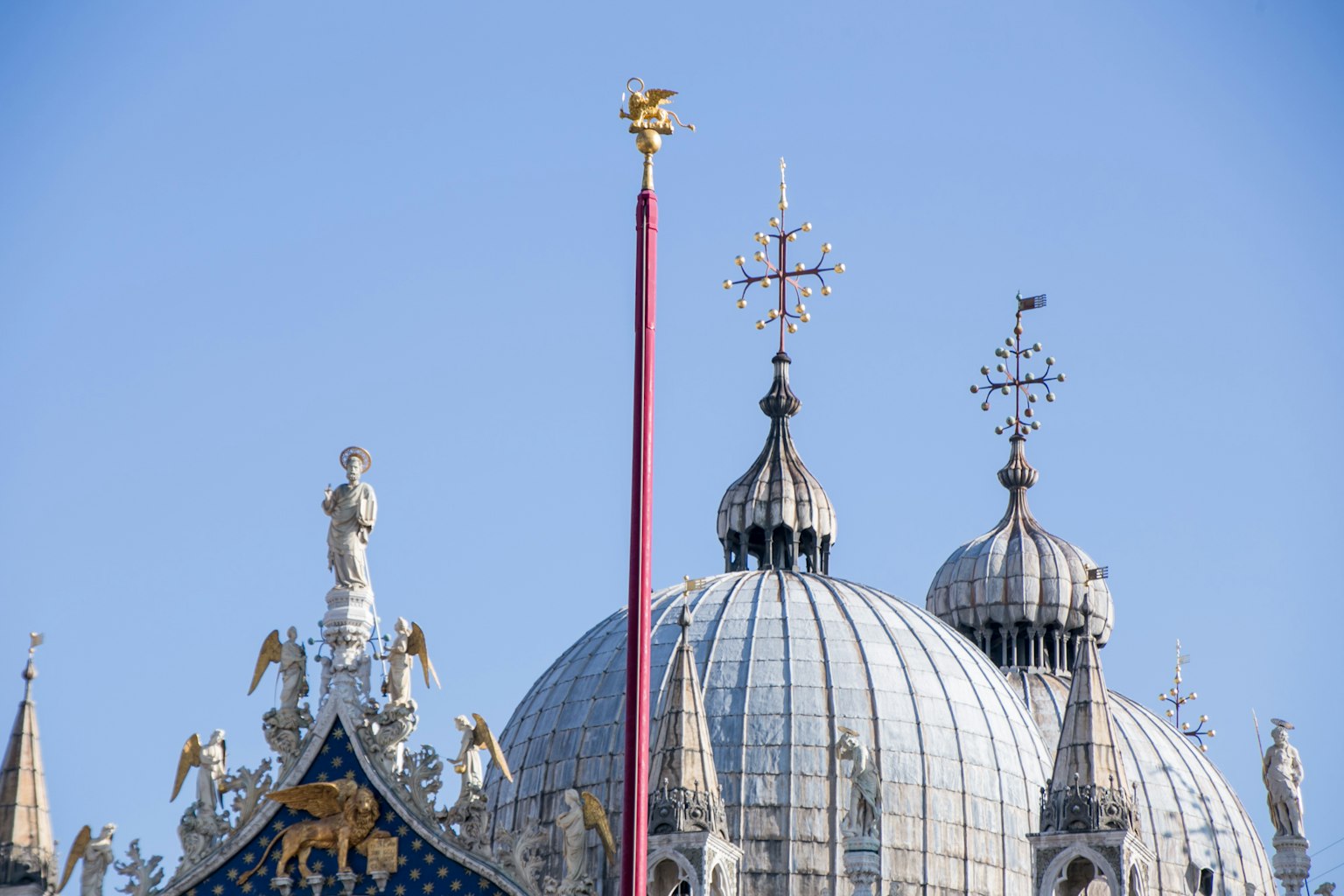 Dettaglio delle cupole e della croce della basilica di San Marco