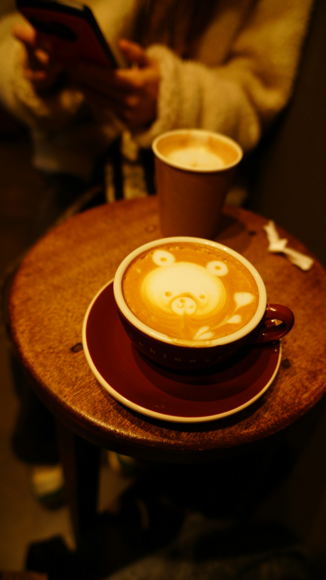 ラテアートのあるカフェのテーブル上のカップ