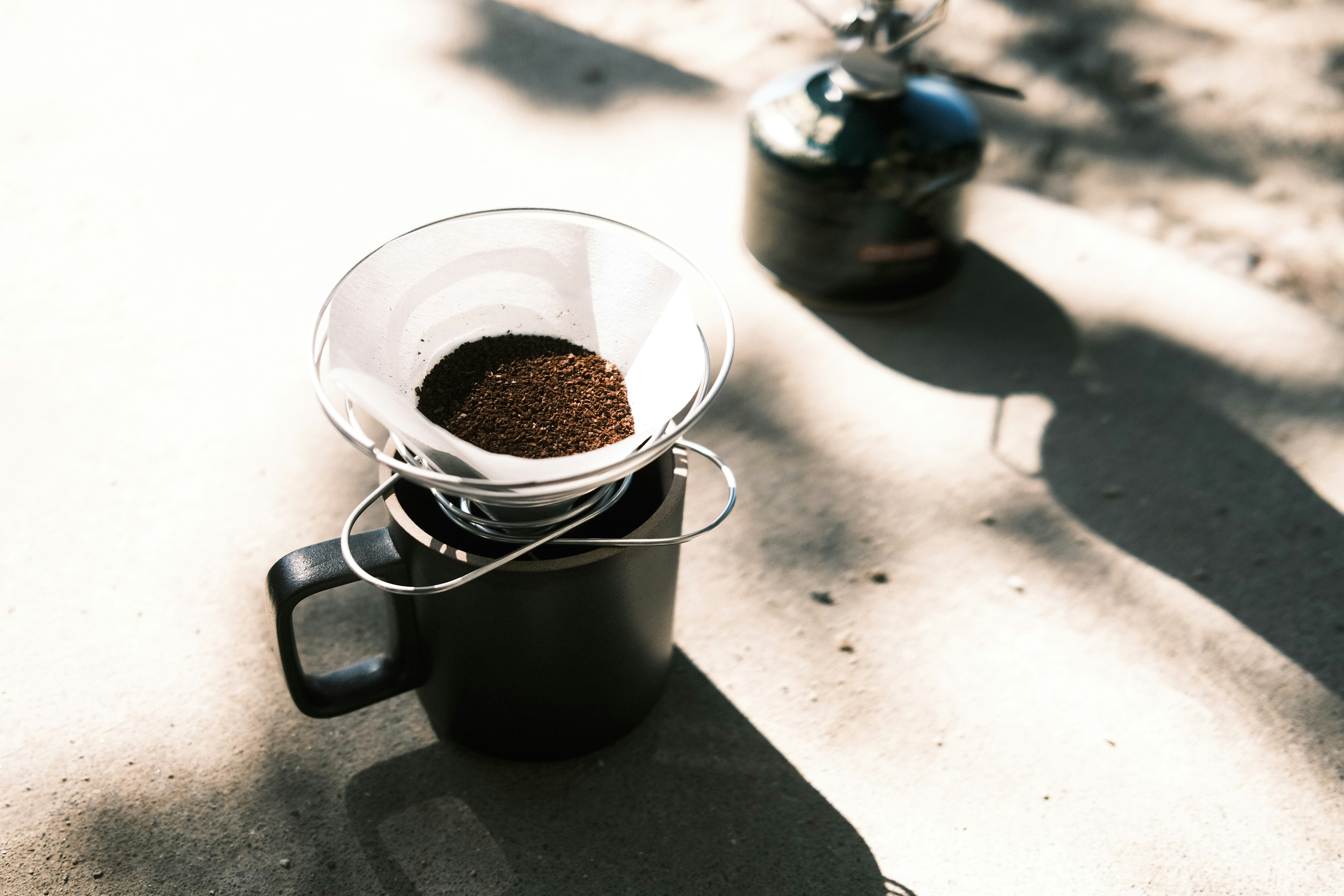 equipo de preparación de café al aire libre con café molido en el filtro