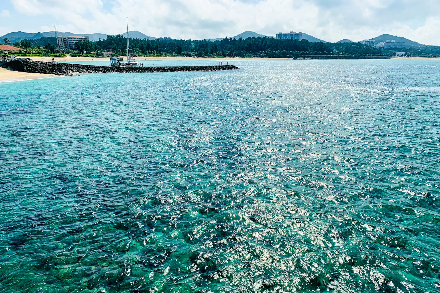 Pemandangan indah dengan laut biru dan gelombang berkilau
