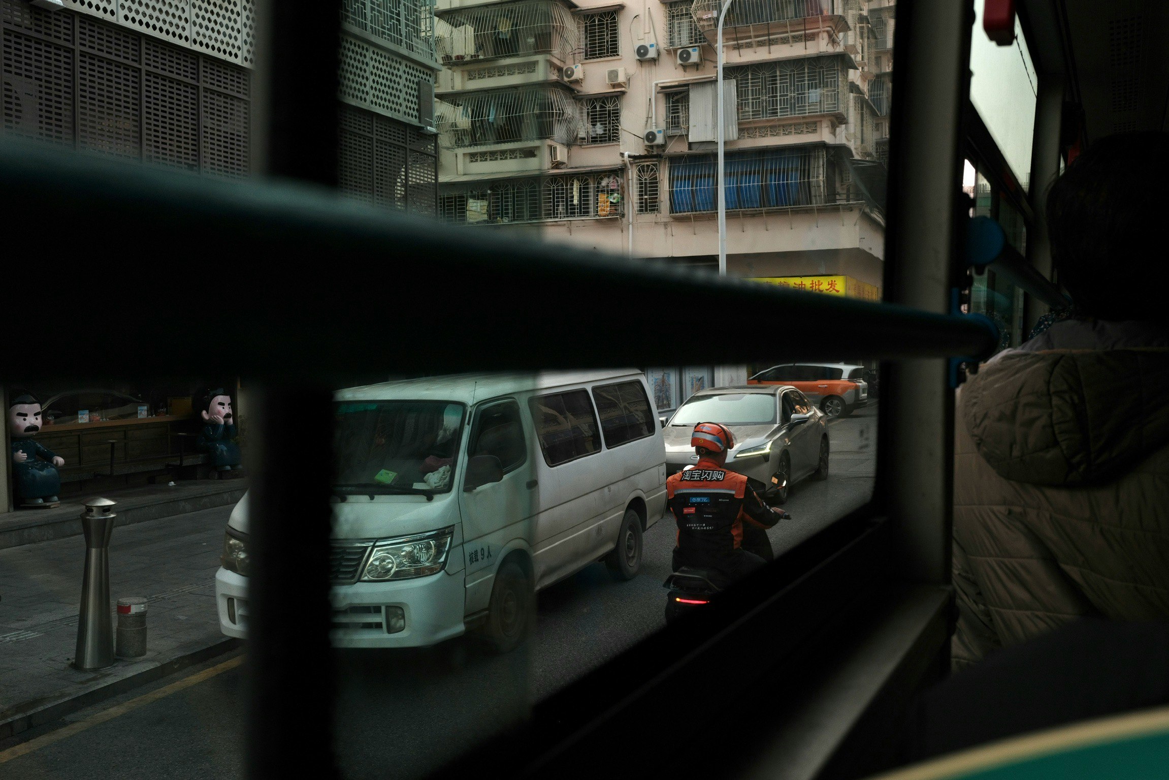 路地裏の車が並ぶ都市の通りの風景