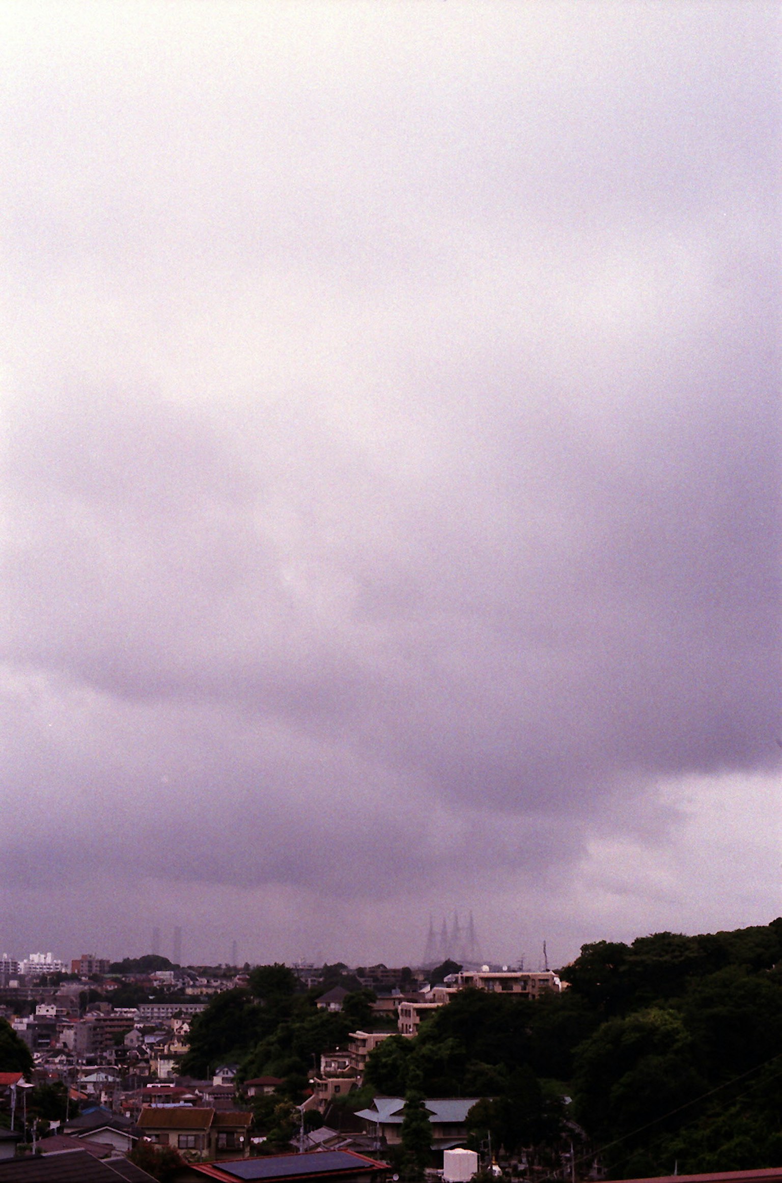 陰雲密布的天空與城市景觀