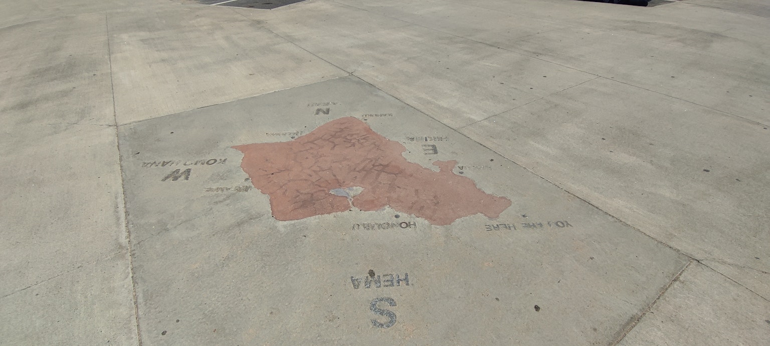 Immagine che mostra una sezione di una mappa dipinta sul pavimento