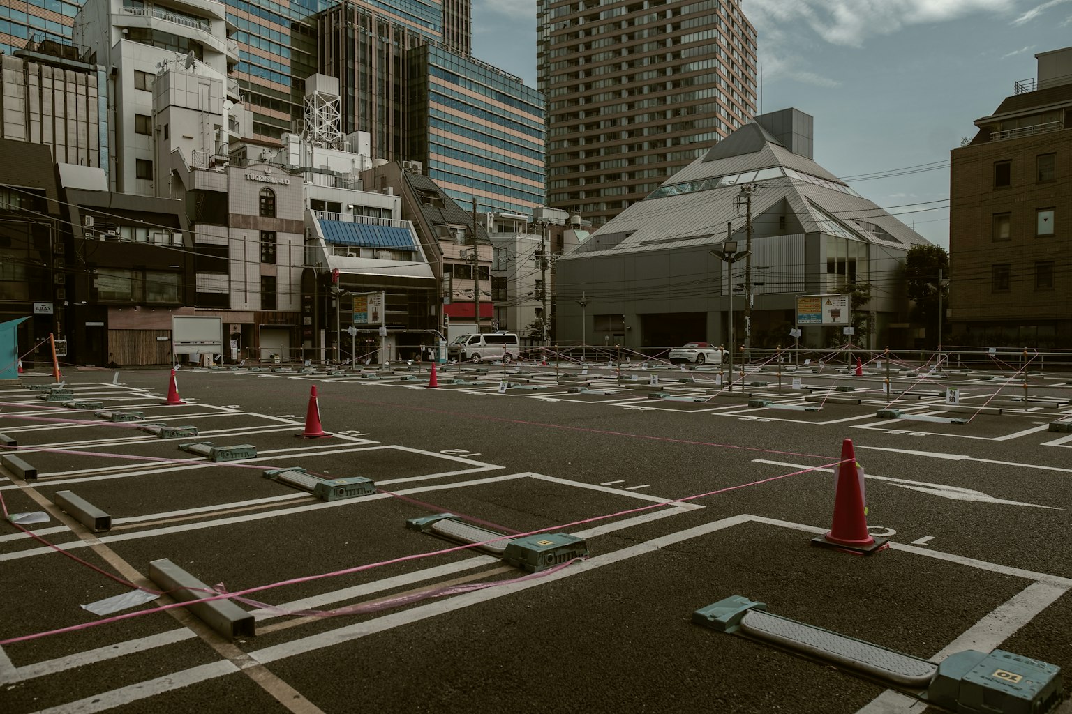 空停车场与周围建筑和交通锥
