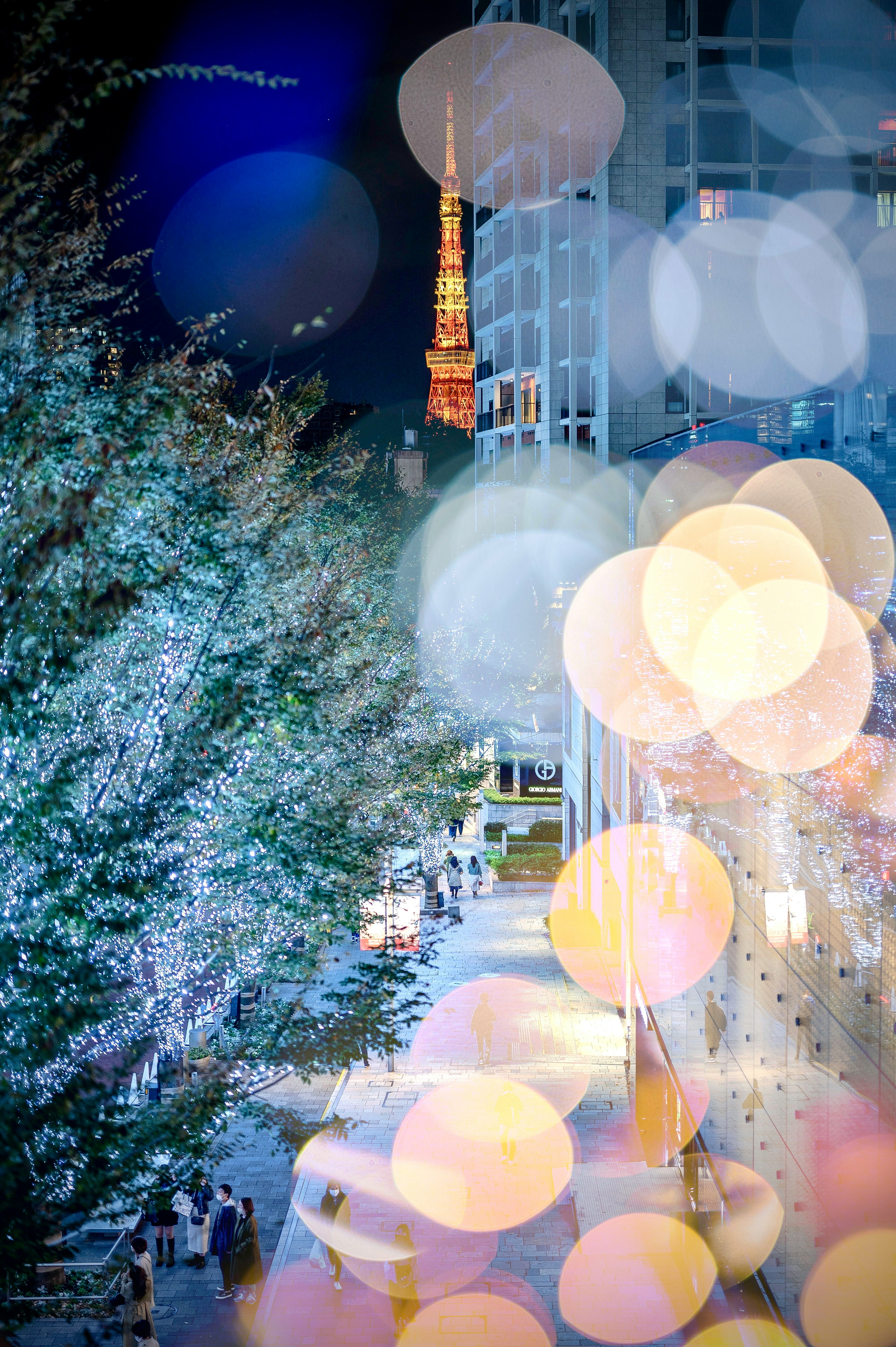 東京タワーのイルミネーションと光のバルーンが重なる夜景