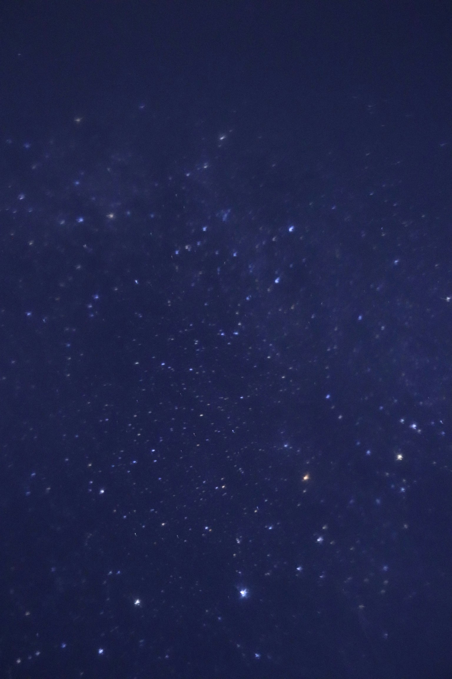 Un groupe d'étoiles brillantes sur un fond bleu profond