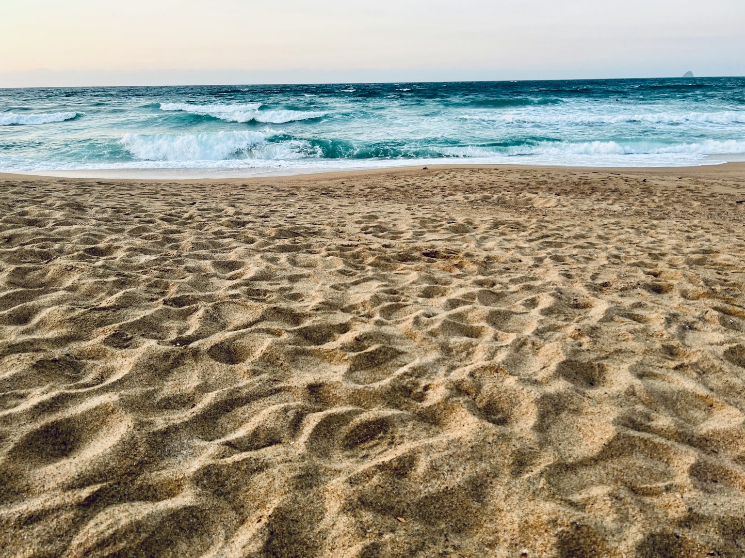 Scène de plage avec du sable et des vagues océaniques