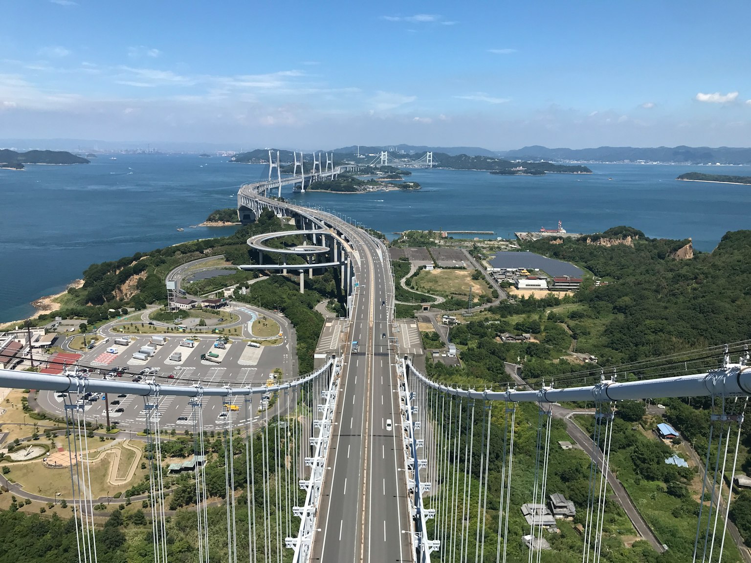 Vista aerea di un ponte che si estende su un mare bellissimo con isole circostanti