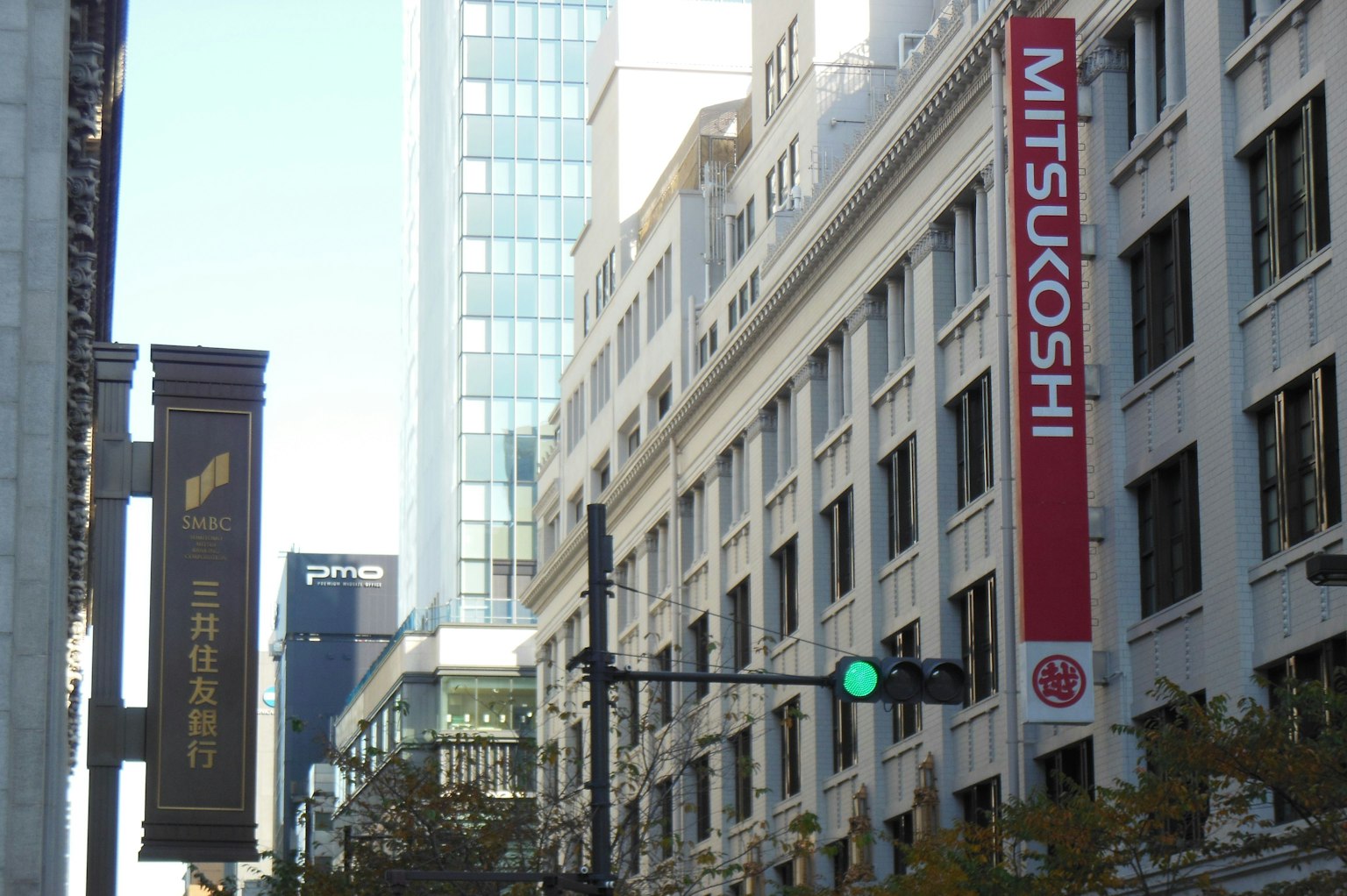 Pemandangan jalan dengan tanda merah Mitsukoshi yang mencolok