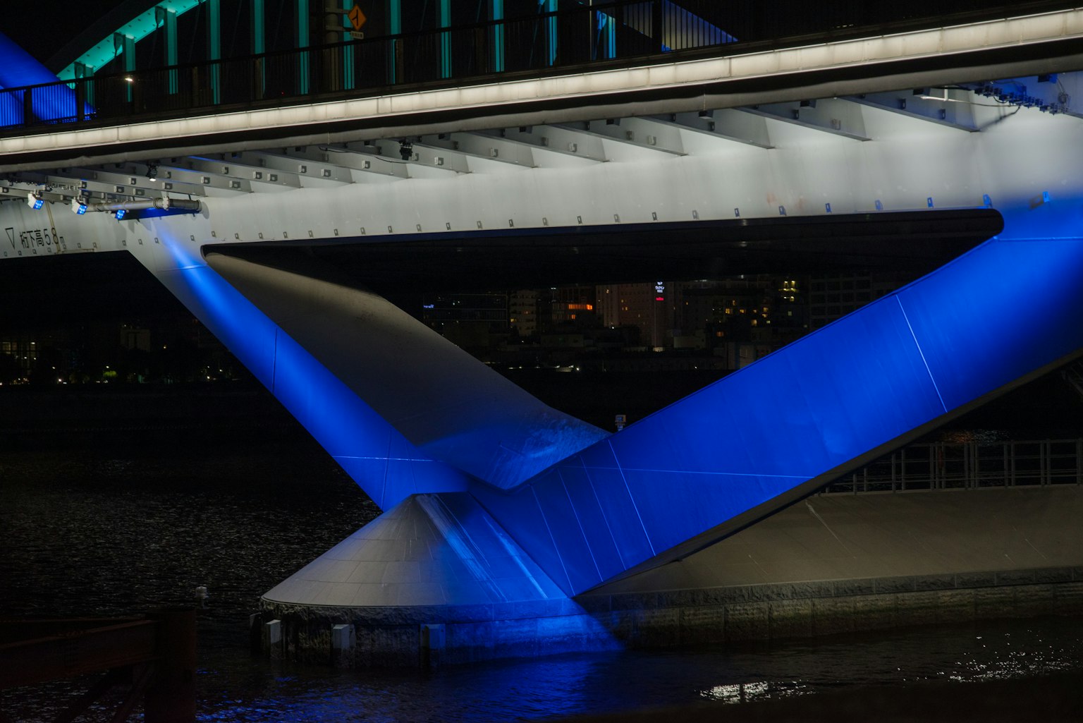 Dettaglio della struttura sottostante il ponte illuminata da luce blu