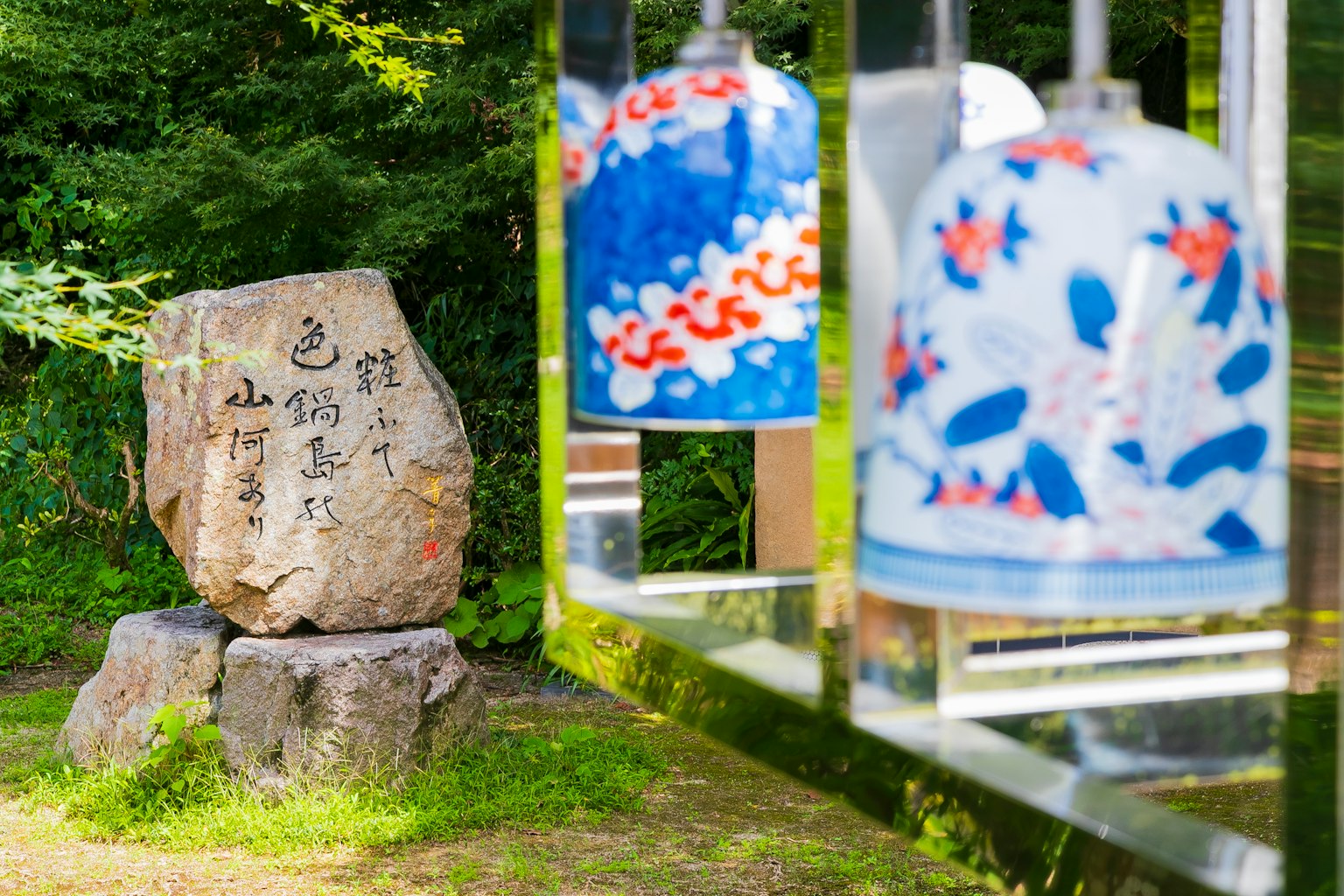 Bellissima scena con campane di vetro a motivi blu e un monumento in pietra