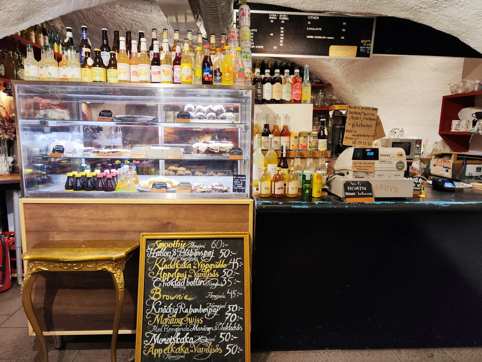 咖啡馆内部，展示着甜点展示柜和饮料柜台