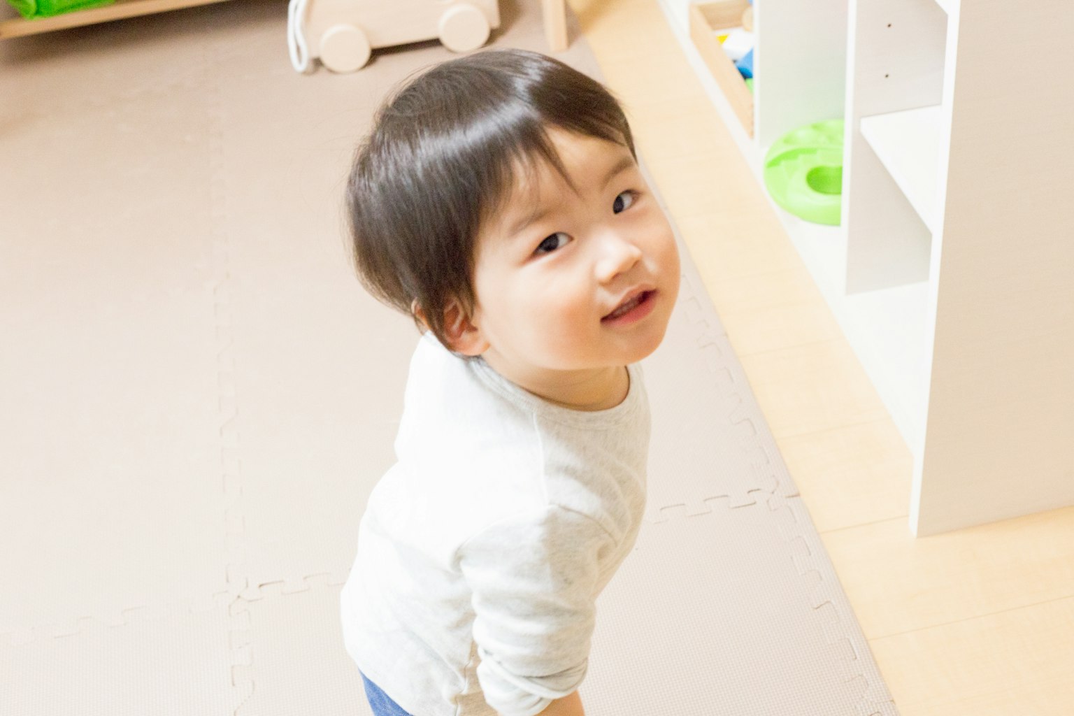 Ein kleines Kind lächelt und schaut zurück