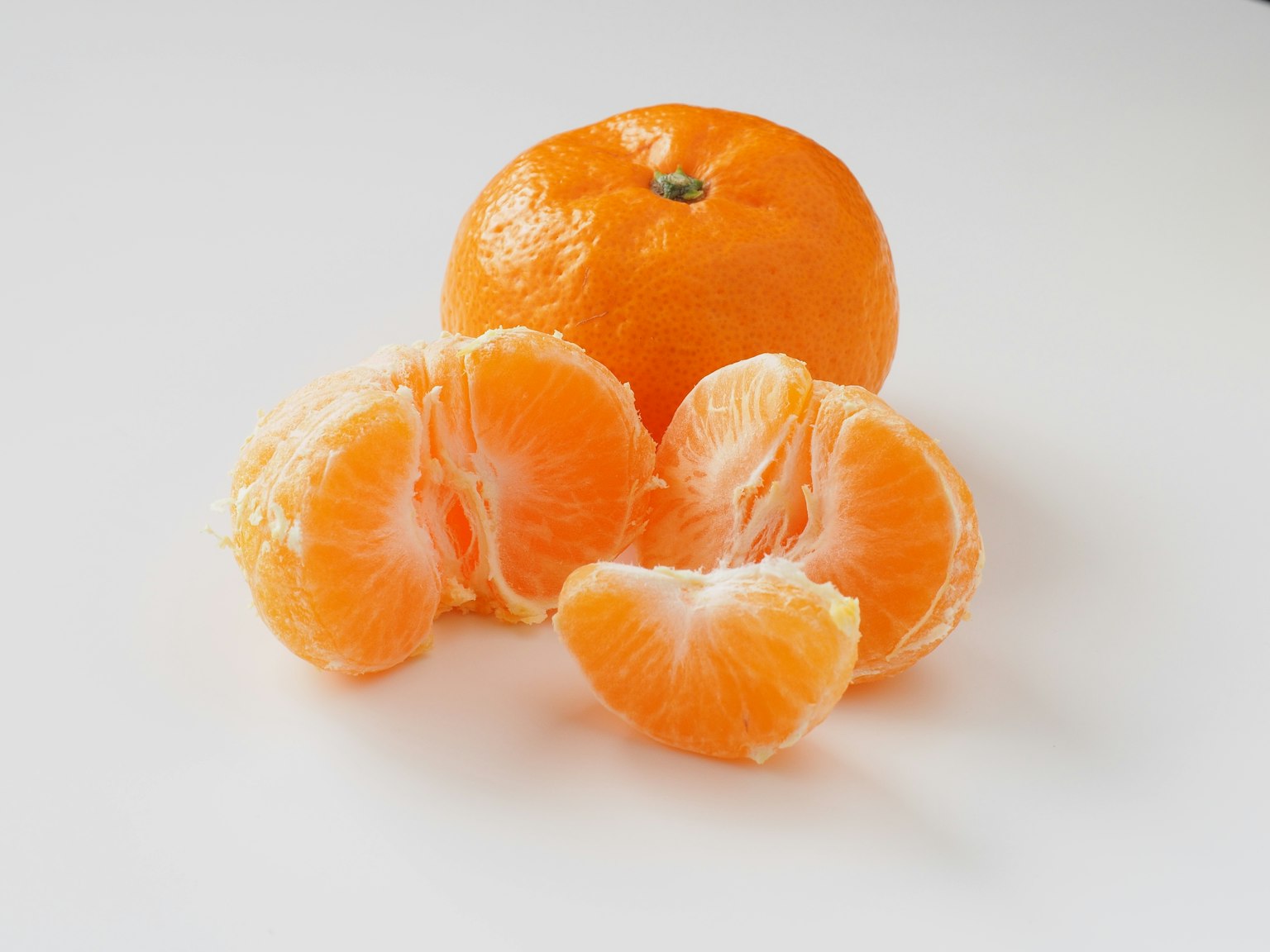 Jeruk mandarin oranye cerah dengan segmennya