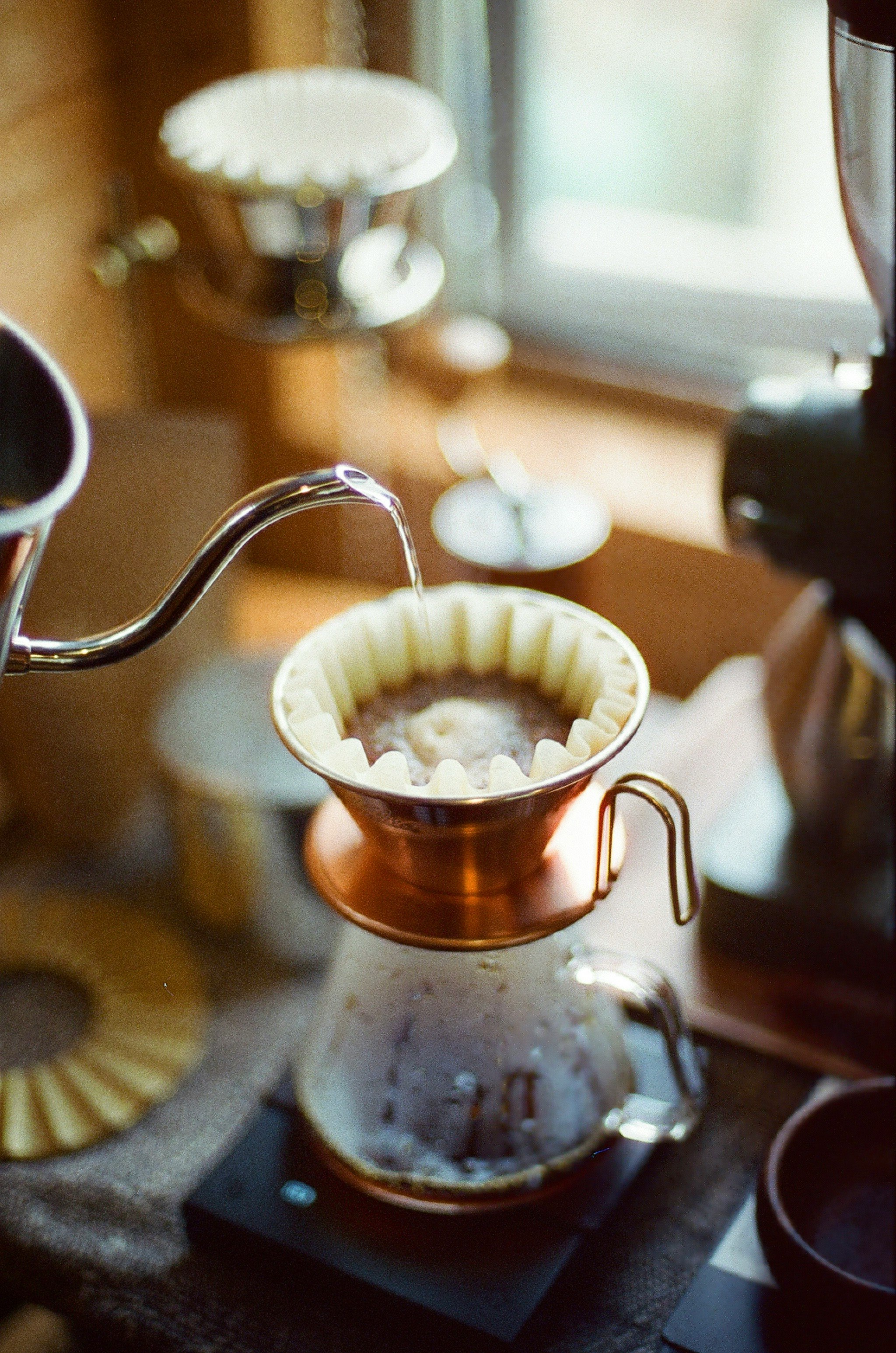 preparazione del caffè con un dripper in rame