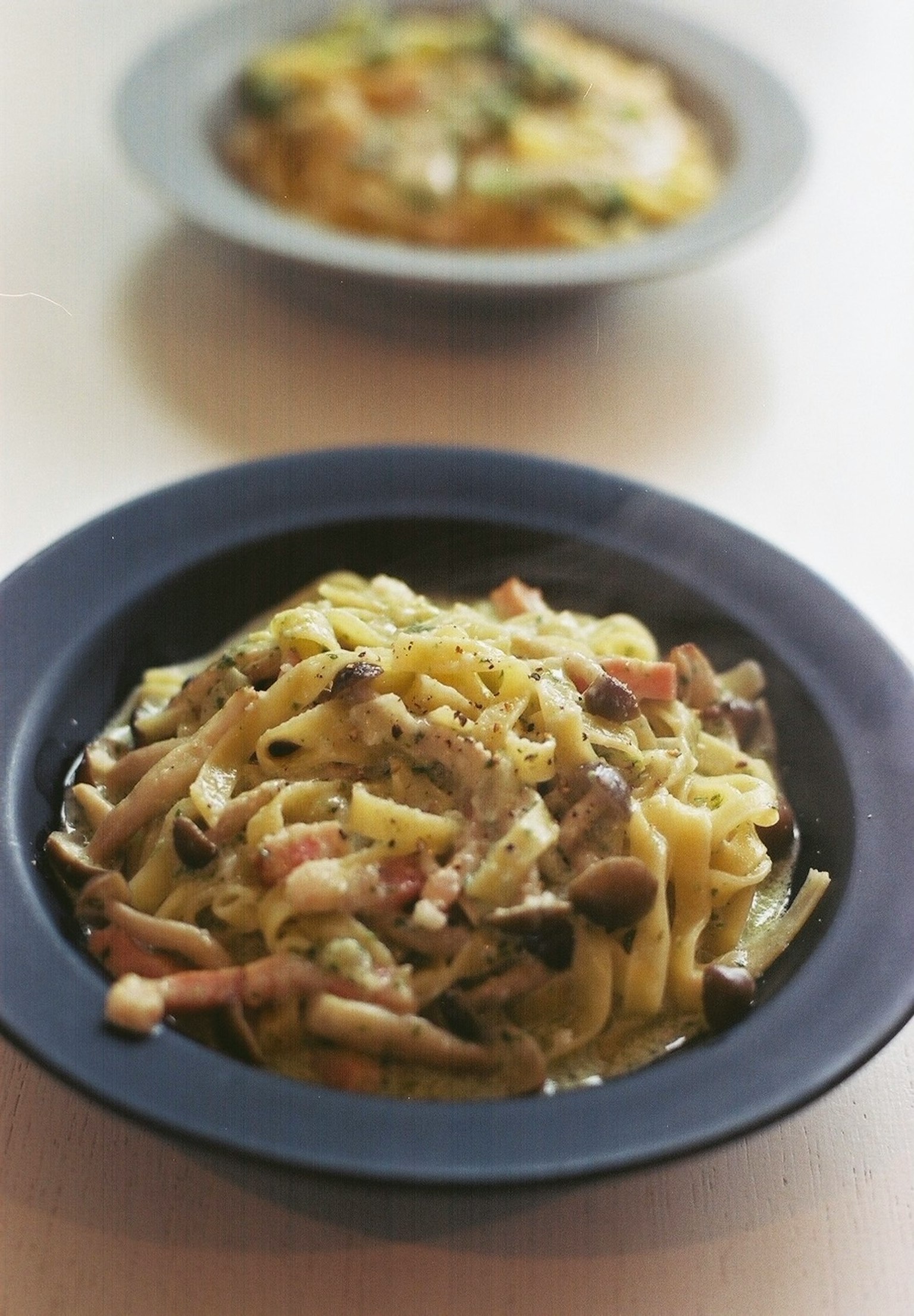 Cremiges Pasta-Gericht mit Pilzen garniert