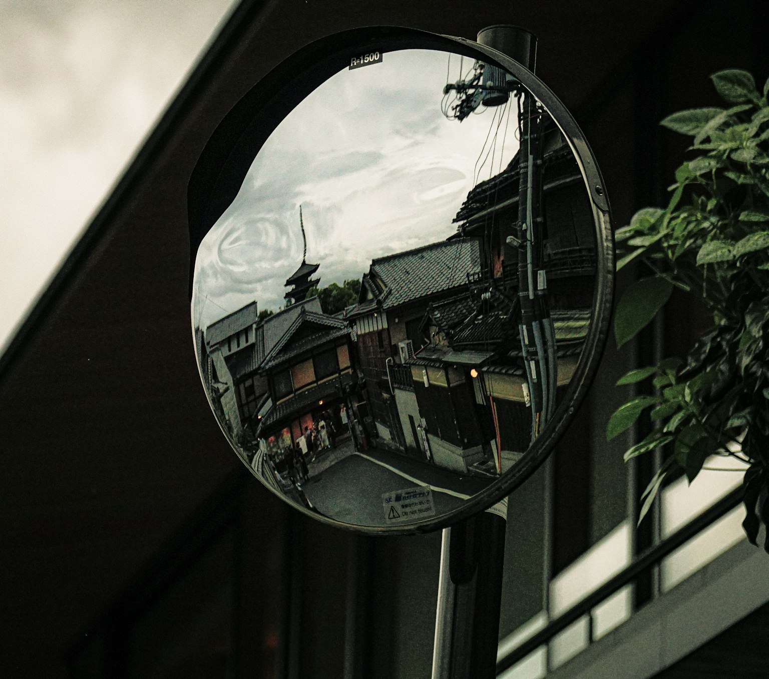 路鏡中映出的傳統建築和街道