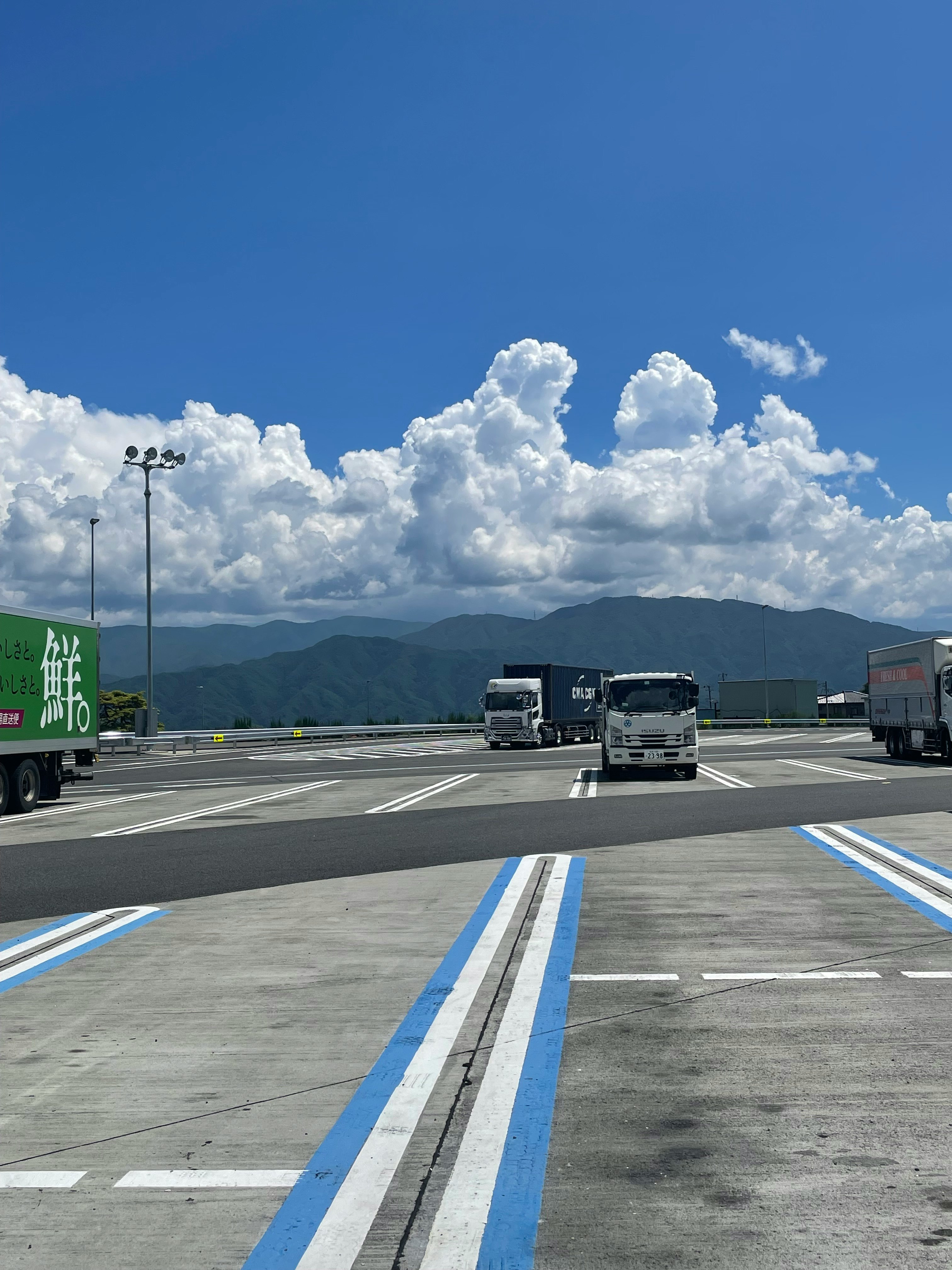 青空の下を走る高速道路のサービスエリア風景