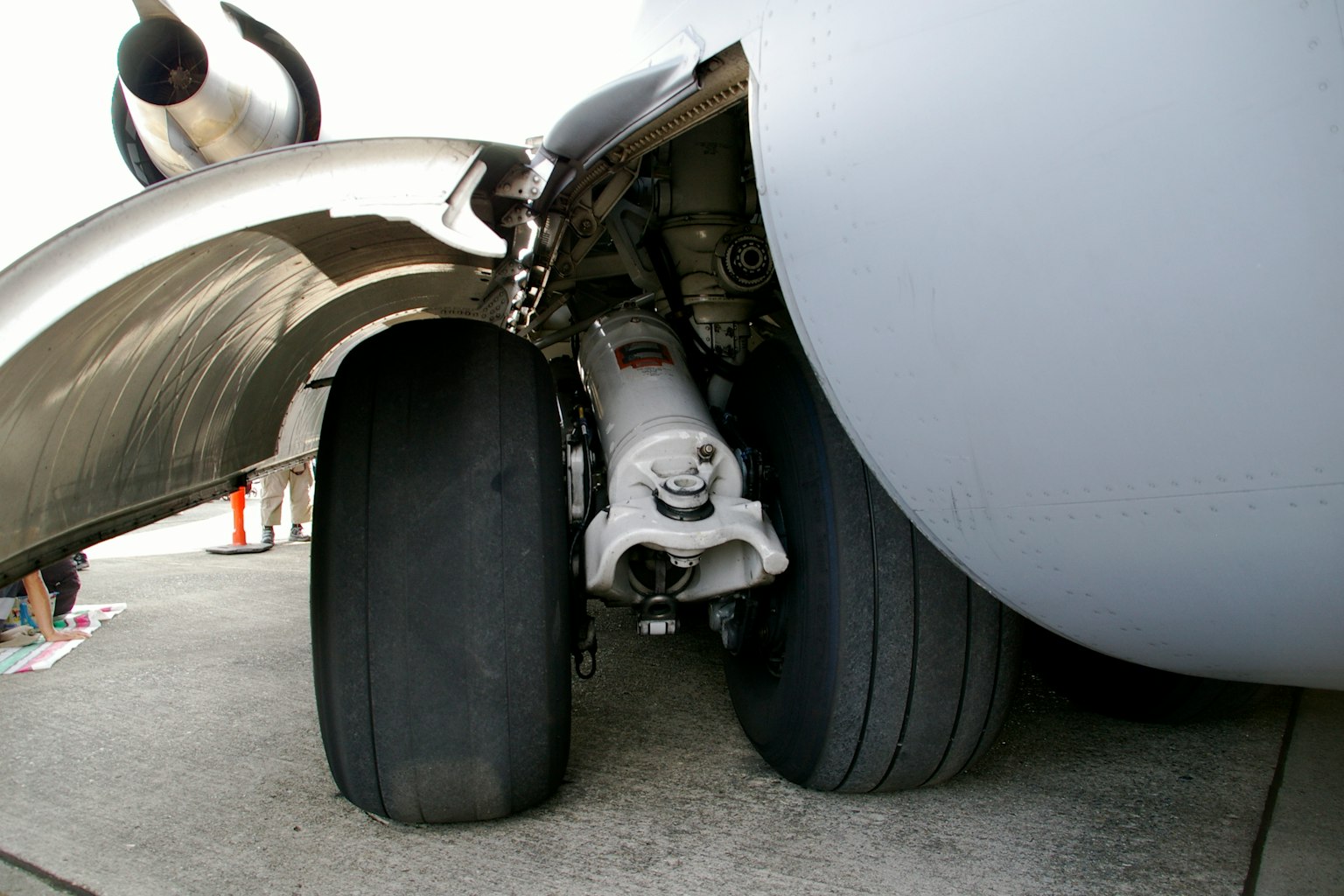 Nahaufnahme eines Flugzeugreifens und des Triebwerks