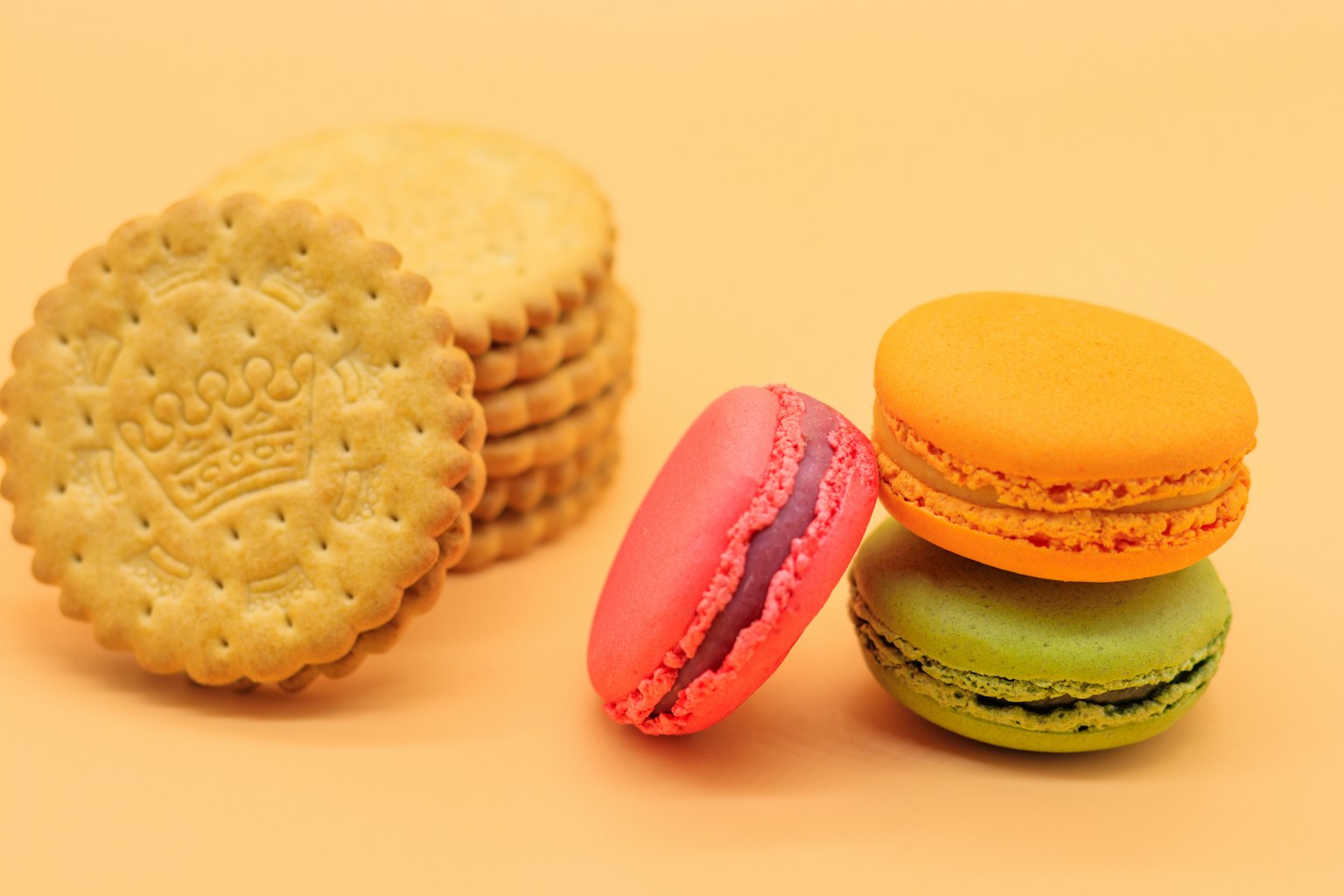 Imagen de galletas rellenas de crema y macarons coloridos