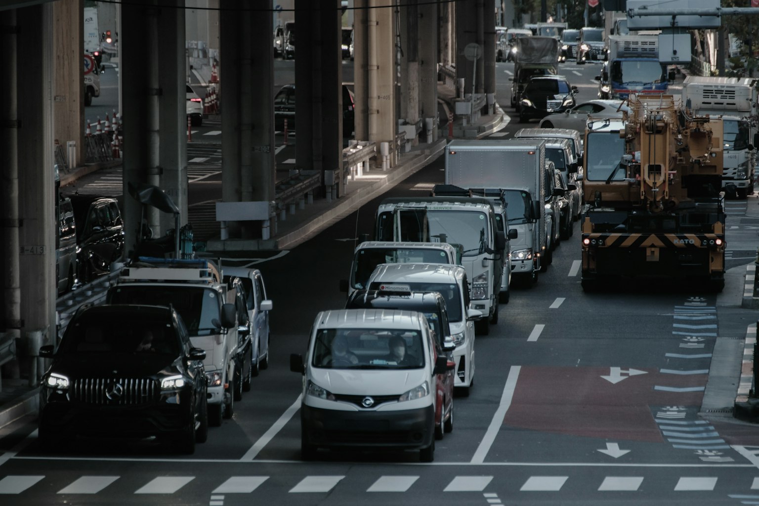 Una fila di veicoli in una strada cittadina con congestione del traffico