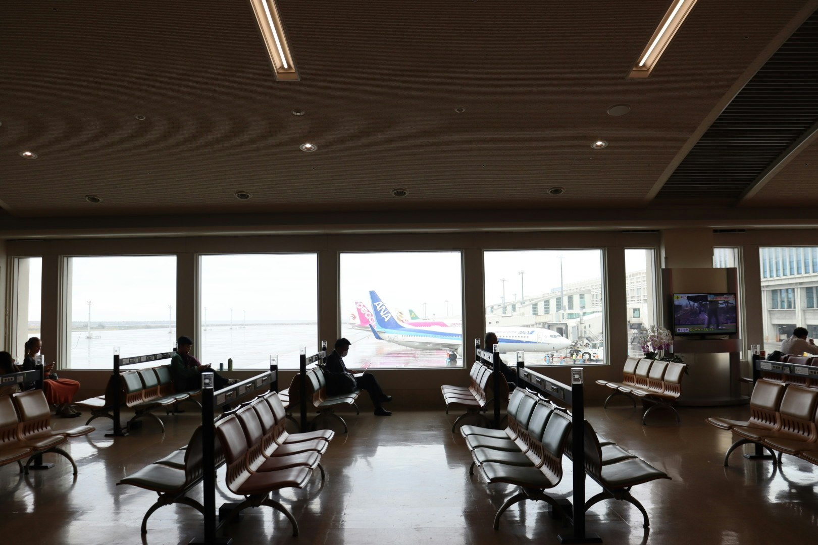 空港の待合室で飛行機を見渡す待機スペース