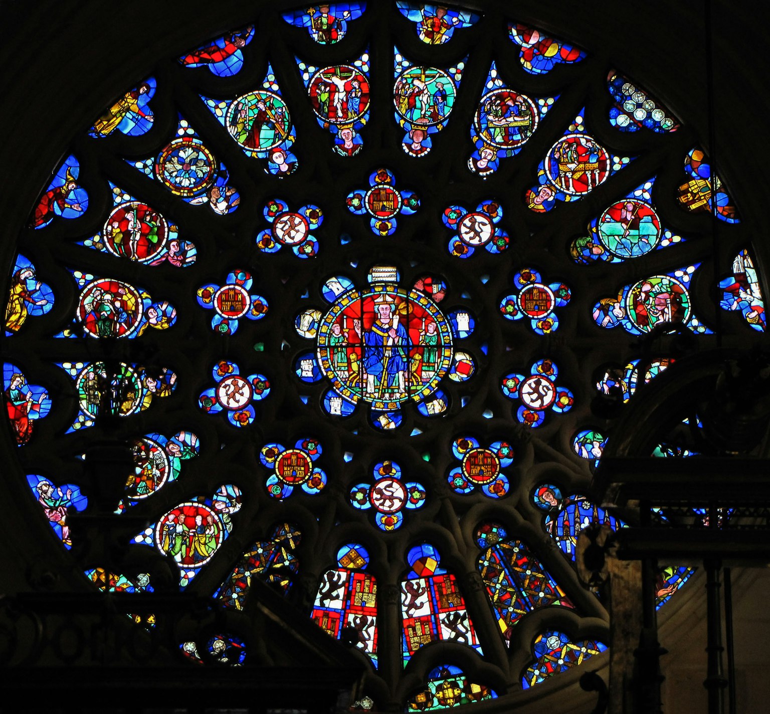 Magnifique rosace en vitrail avec des motifs colorés et des représentations de saints