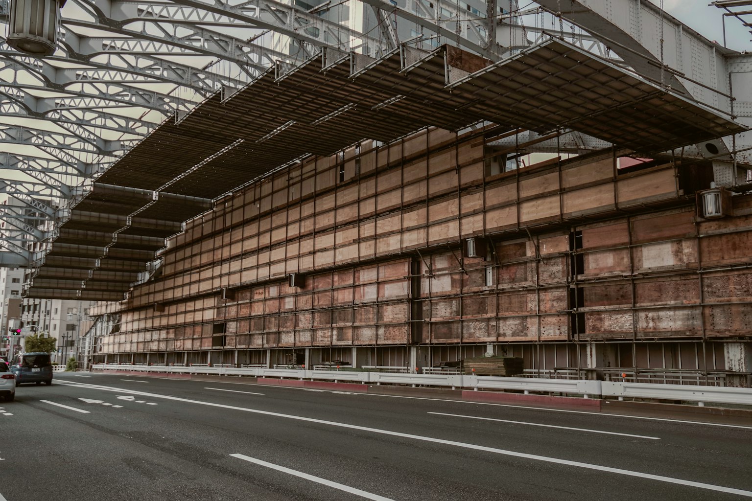 Struktur baja jalan dengan scaffolding besar dan struktur baja