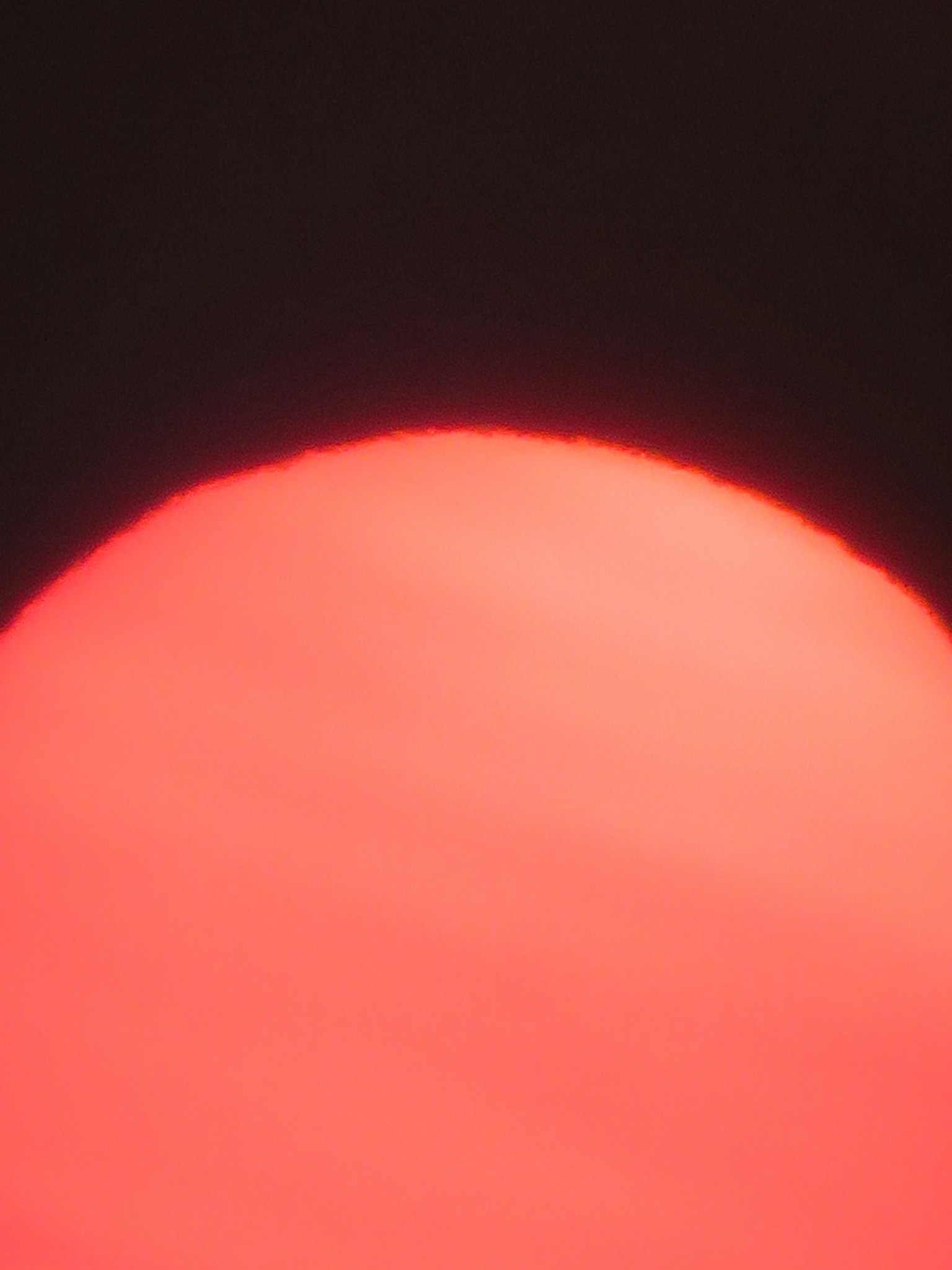 红色太阳的特写图像