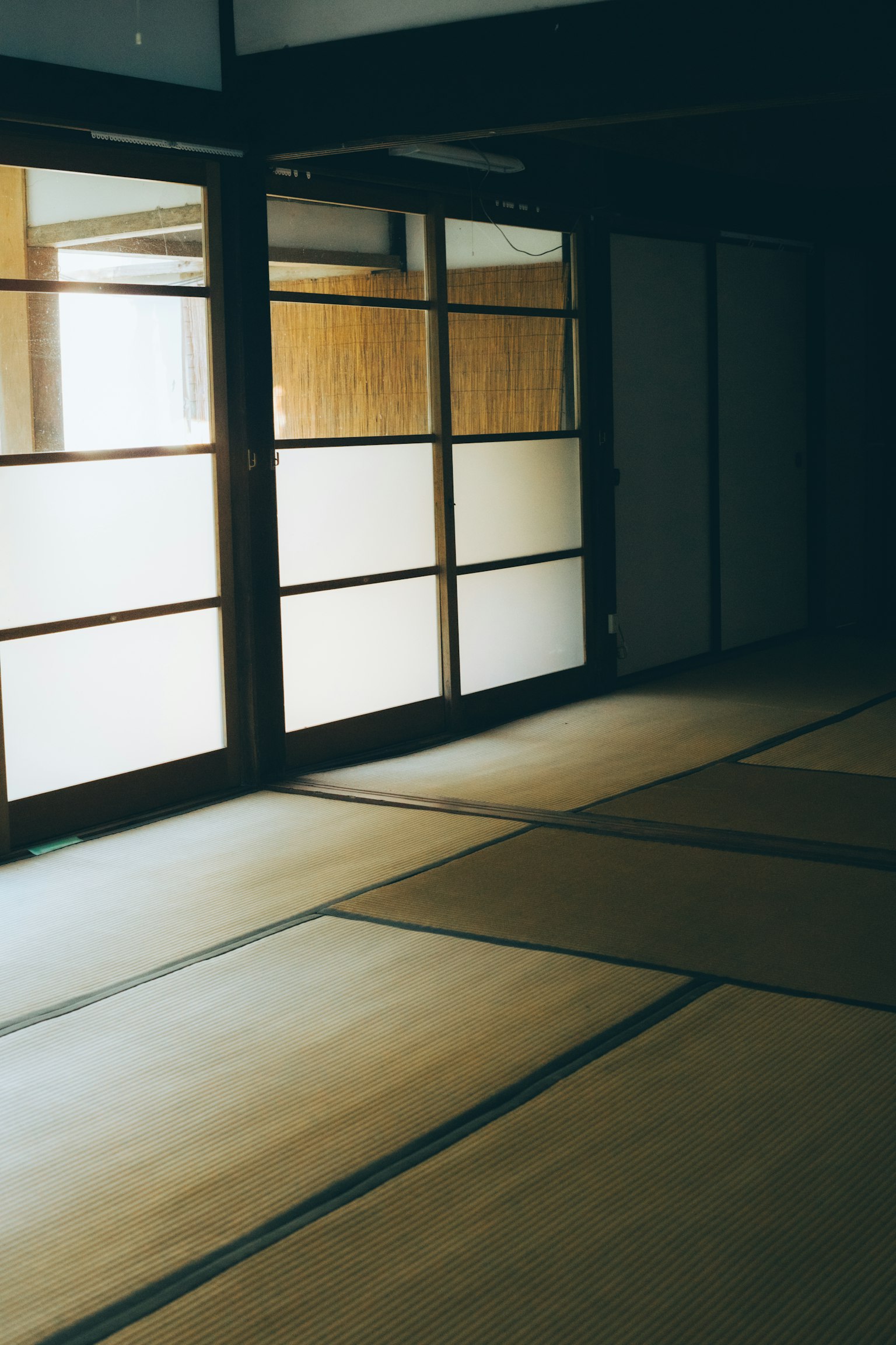 Stanza giapponese tradizionale con porte scorrevoli e pavimento in tatami