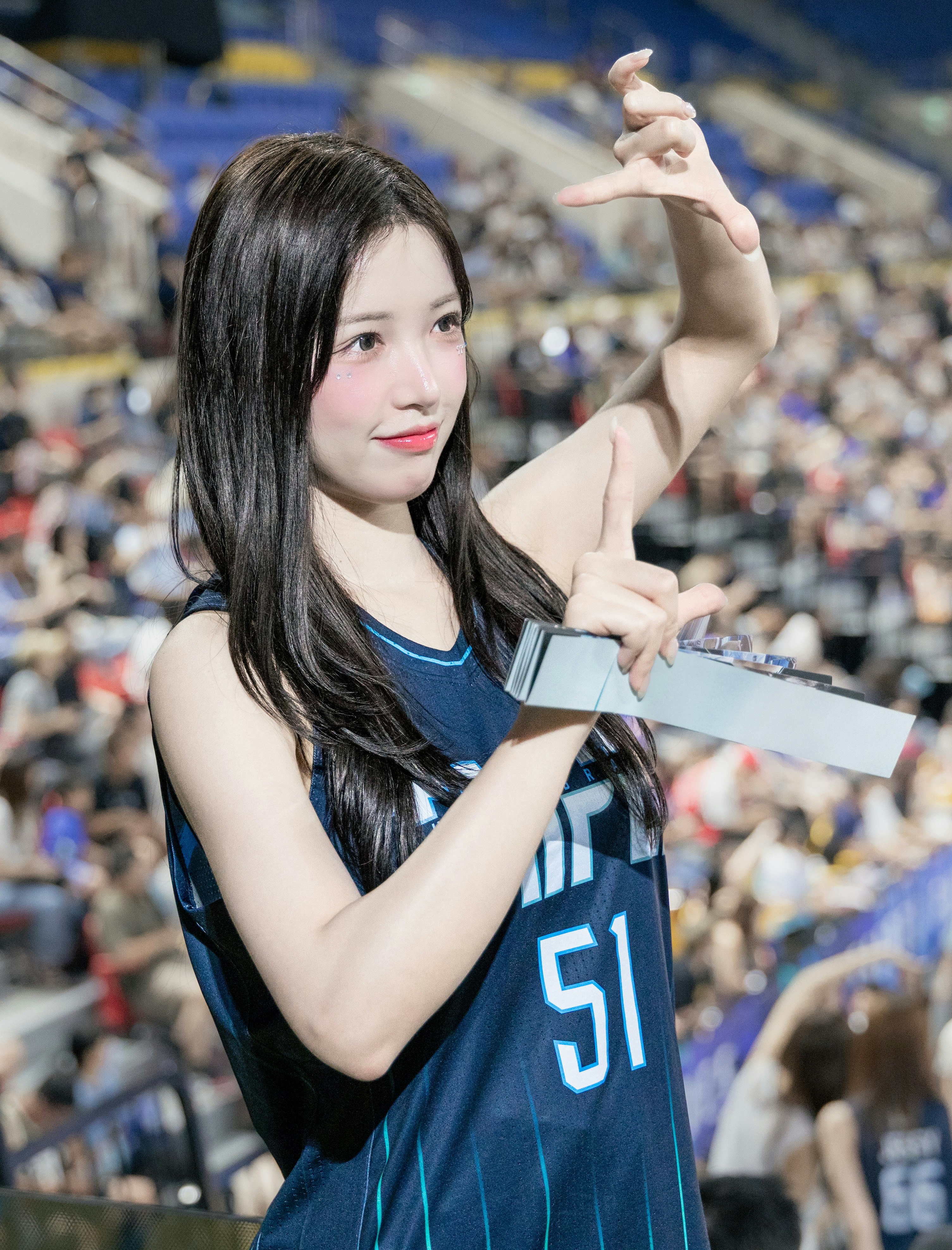 スポーツアリーナでポーズをとる女性