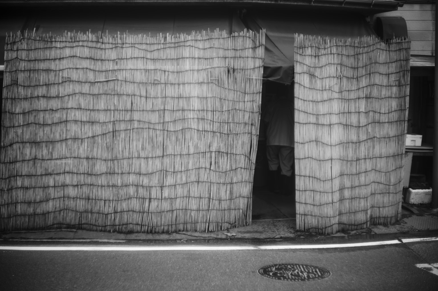 用竹子覆蓋的傳統日本建築入口