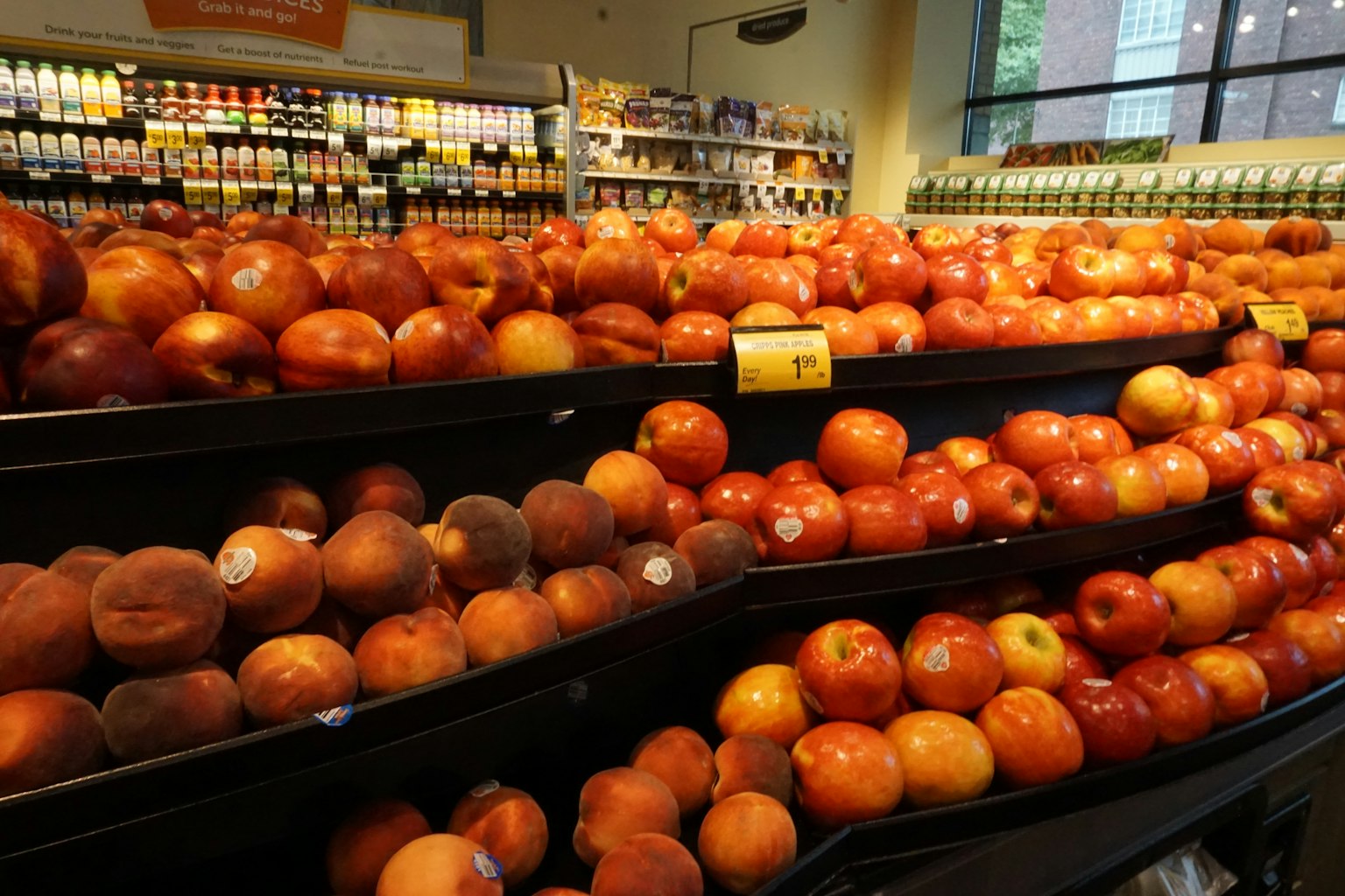 Mele vivaci esposte in una sezione di frutta di un supermercato