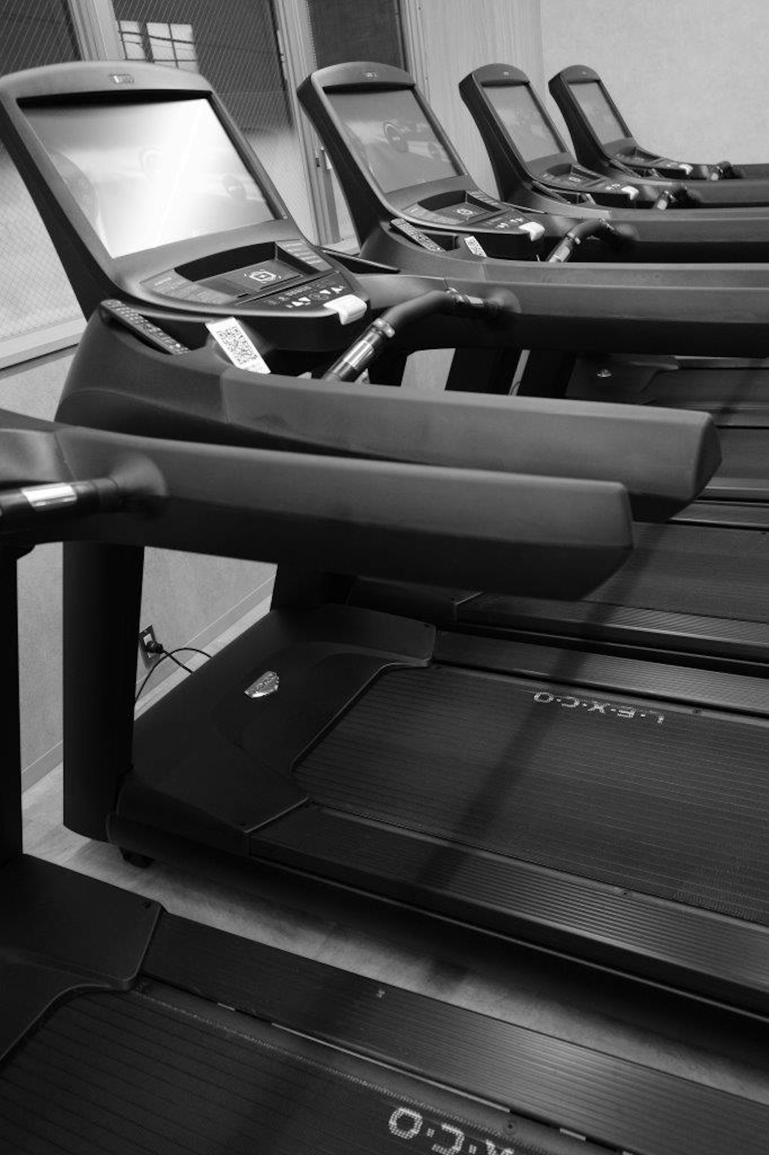 Rang de tapis de course dans une salle de sport design élégant et atmosphère moderne