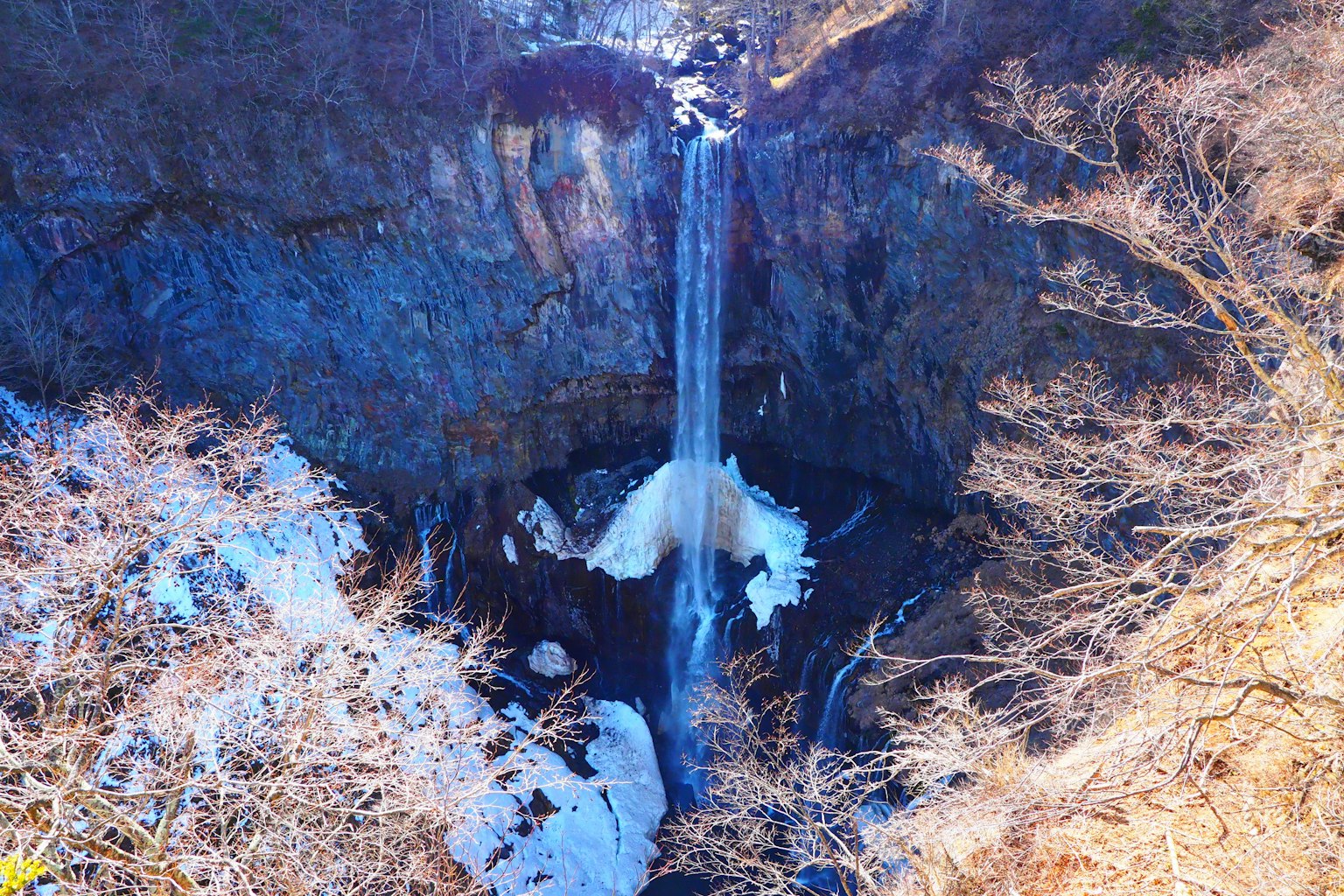 冬季景观中岩石间流淌的瀑布