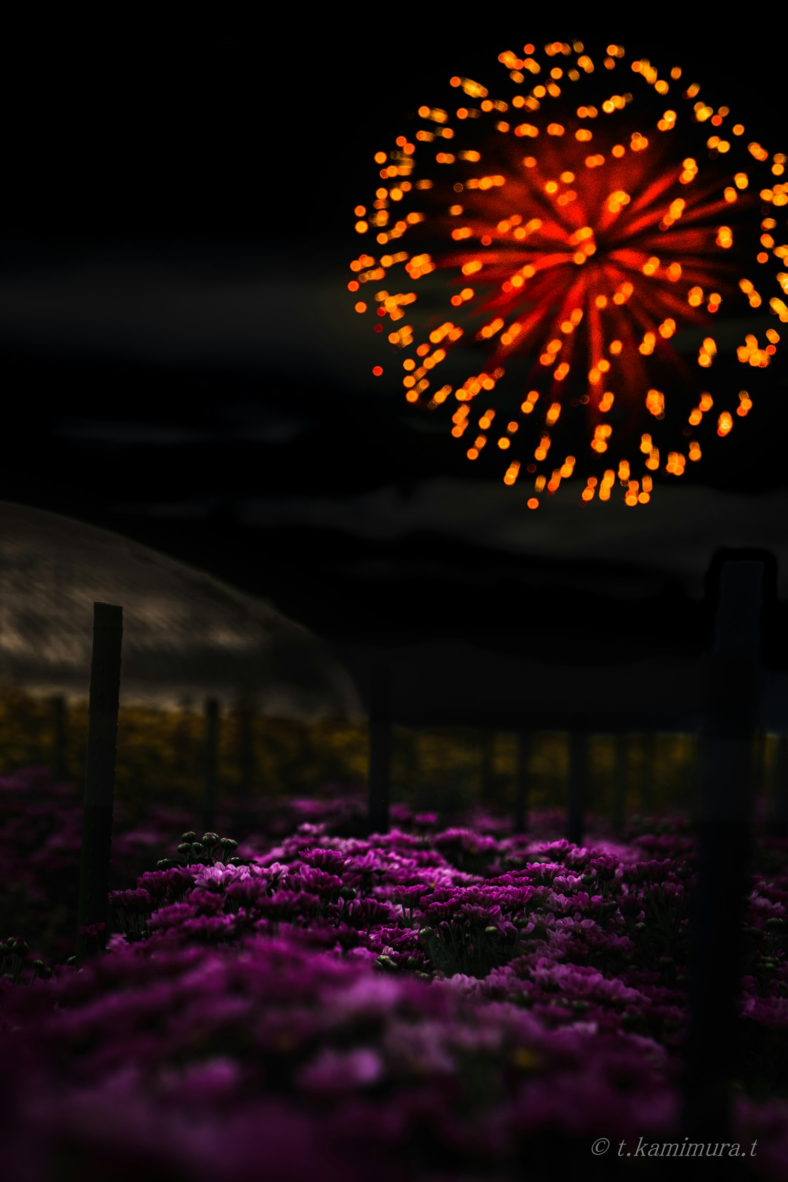 暗い背景にシンプルなデザインのグレーの四角形