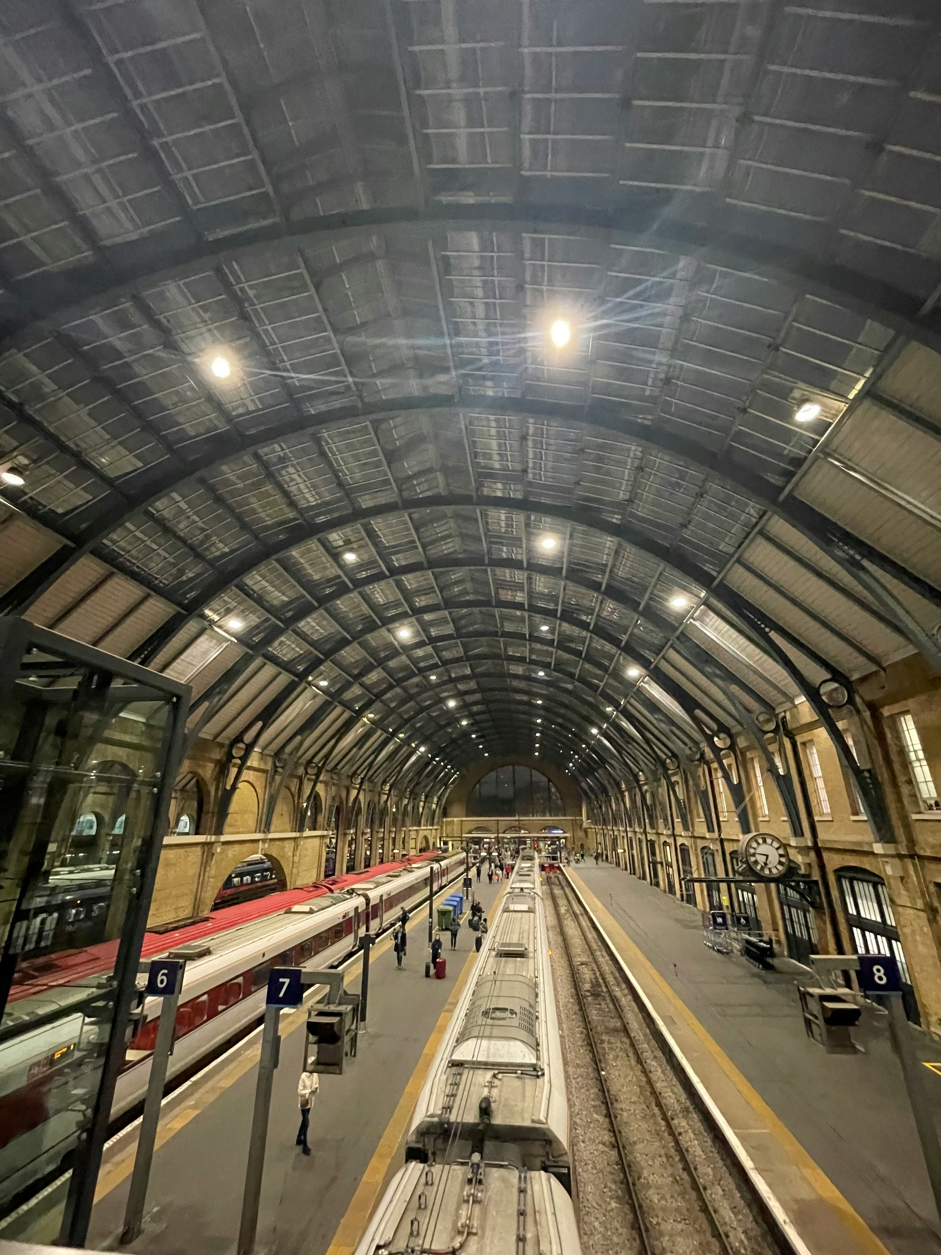 アーチ型の天井とホームが続くロンドンの地下鉄駅の構内