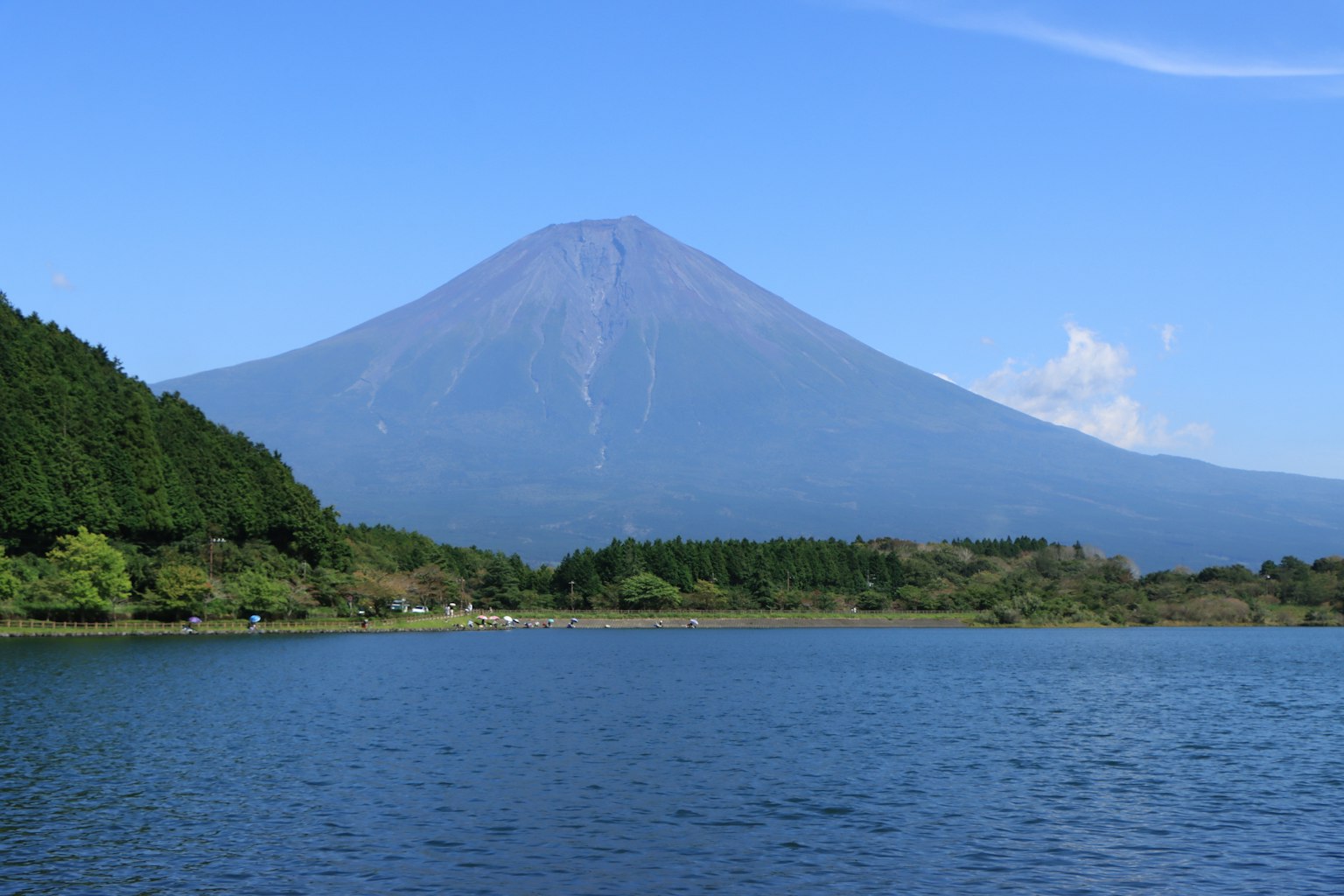 富士山与宁静湖泊的美丽景色