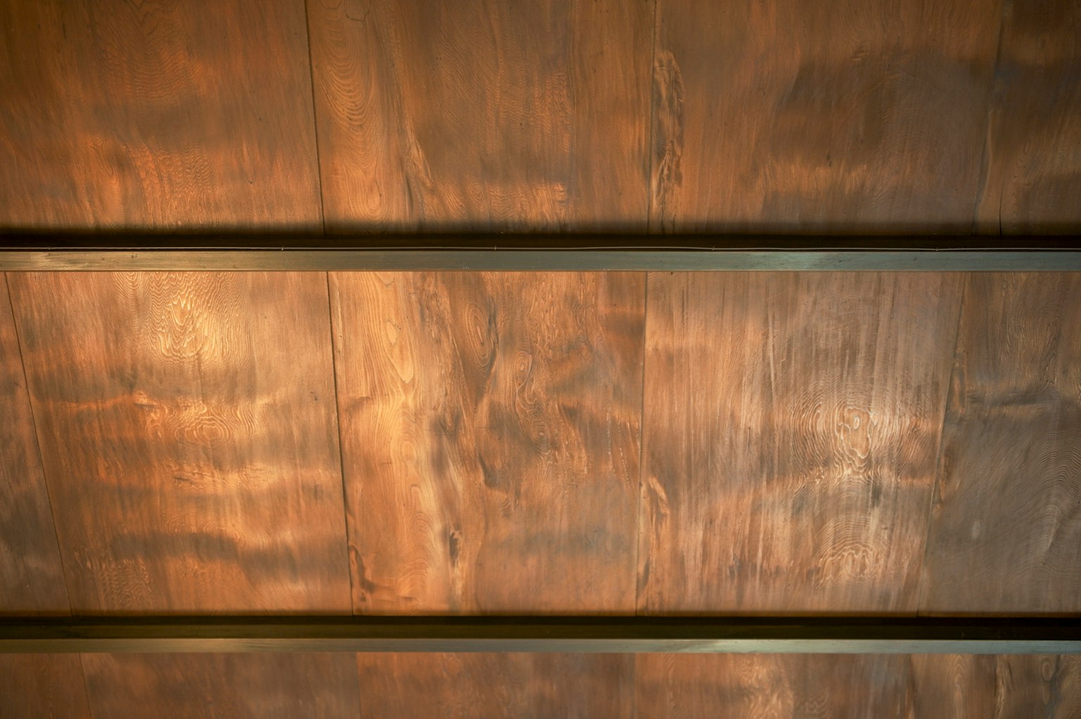 Holzwandtextur mit Lichtreflexionen