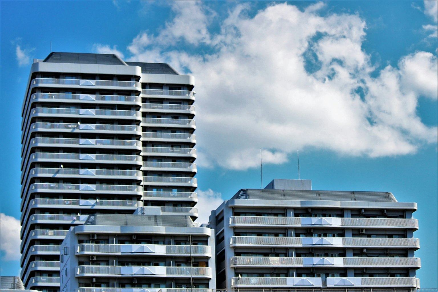 Grattacieli moderni sotto un cielo blu