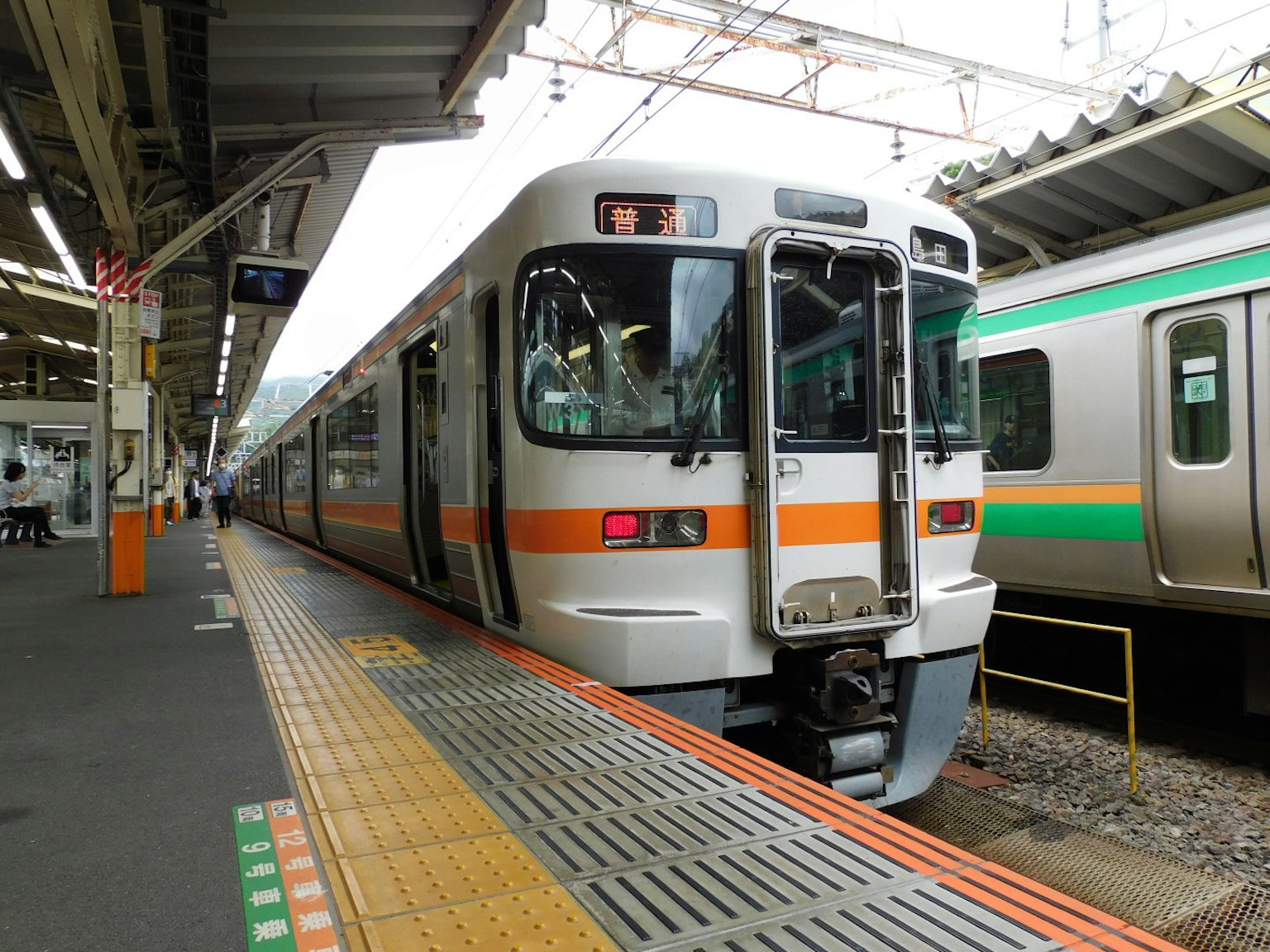 停靠在車站的日本列車，帶有橙色條紋